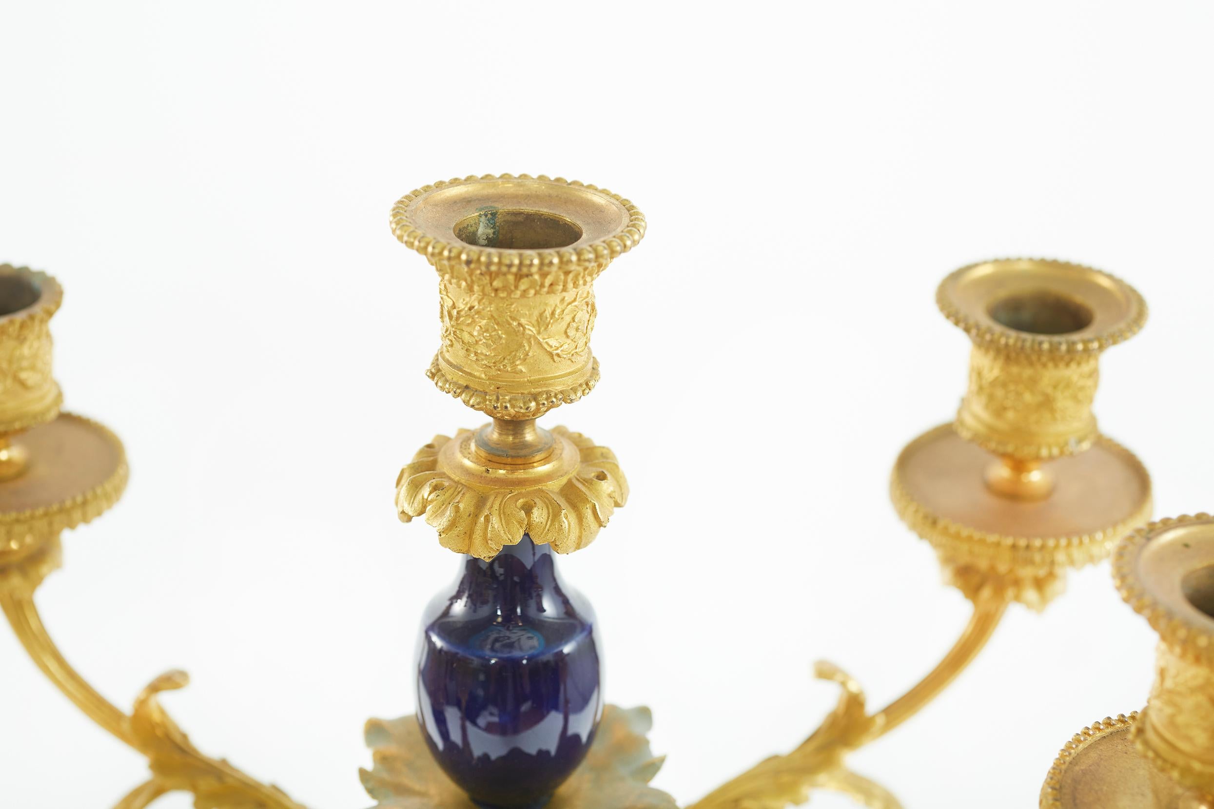 Paire de candélabres en bronze, bronze doré et porcelaine du 19ème siècle en vente 1