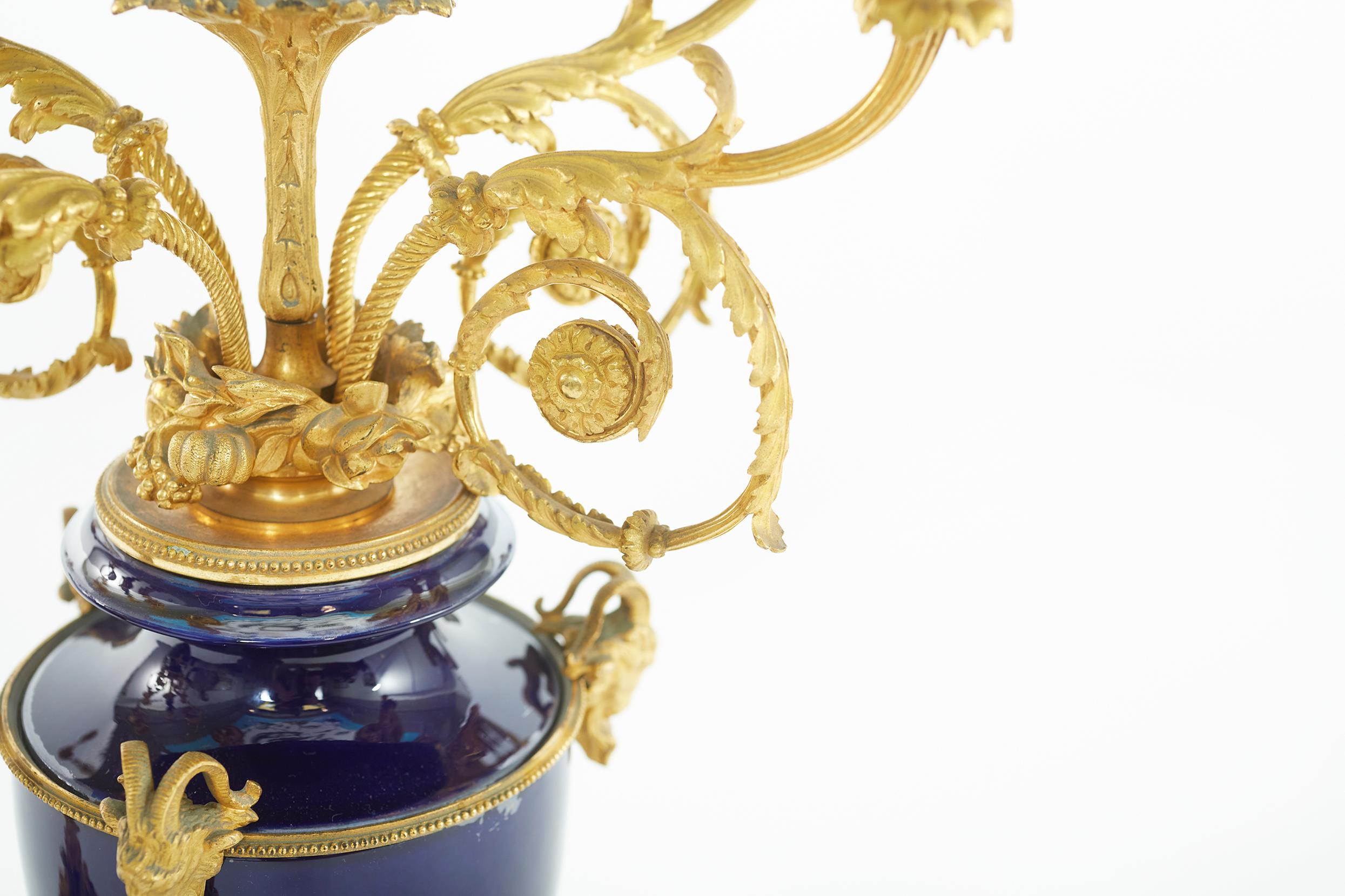 Paar Kandelaber aus Bronze und Goldbronze des 19. Jahrhunderts aus Porzellan im Angebot 3