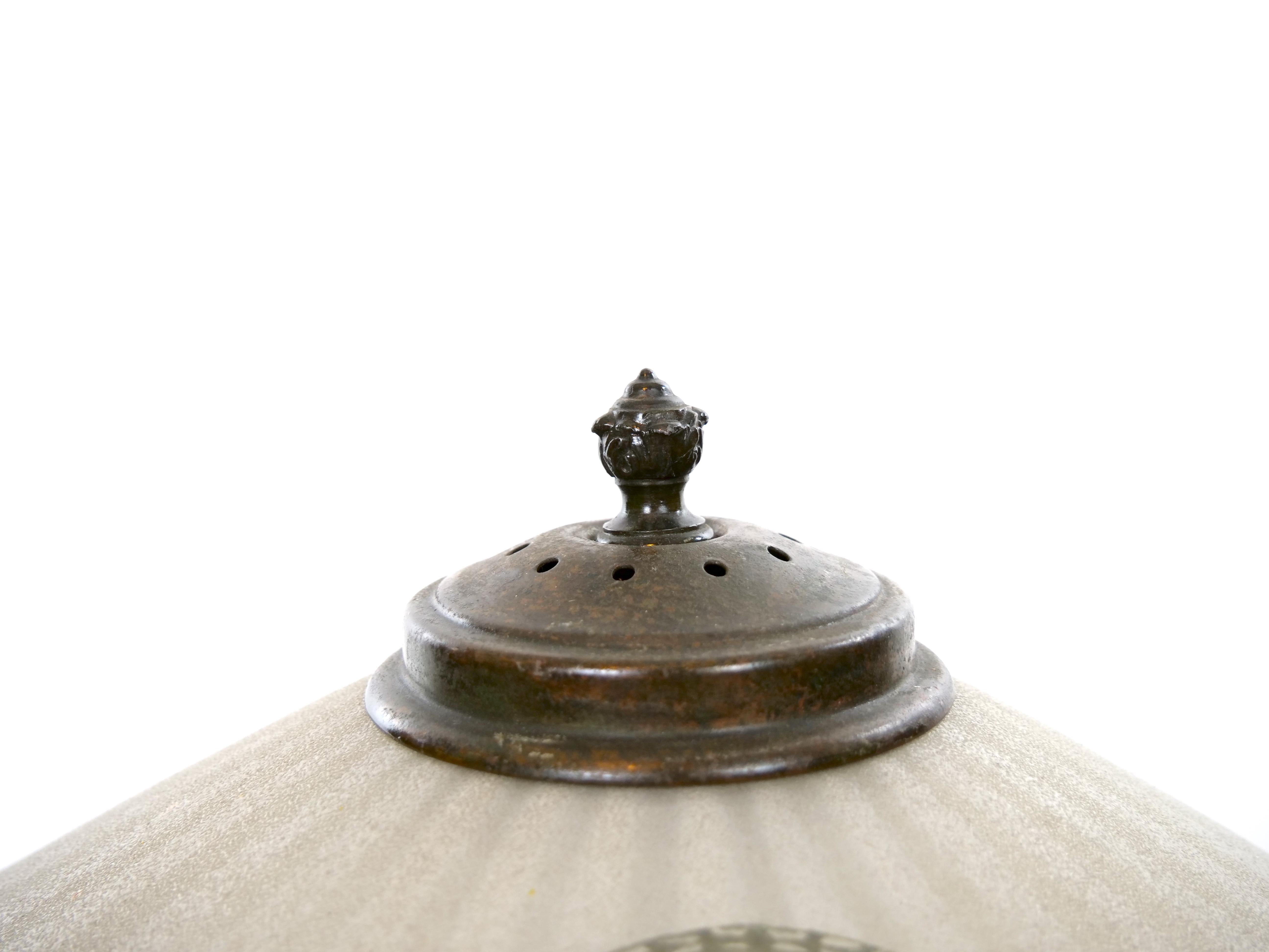 Lampe de bureau à abat-jour en bronze et verre peint du XIXe siècle en vente 3