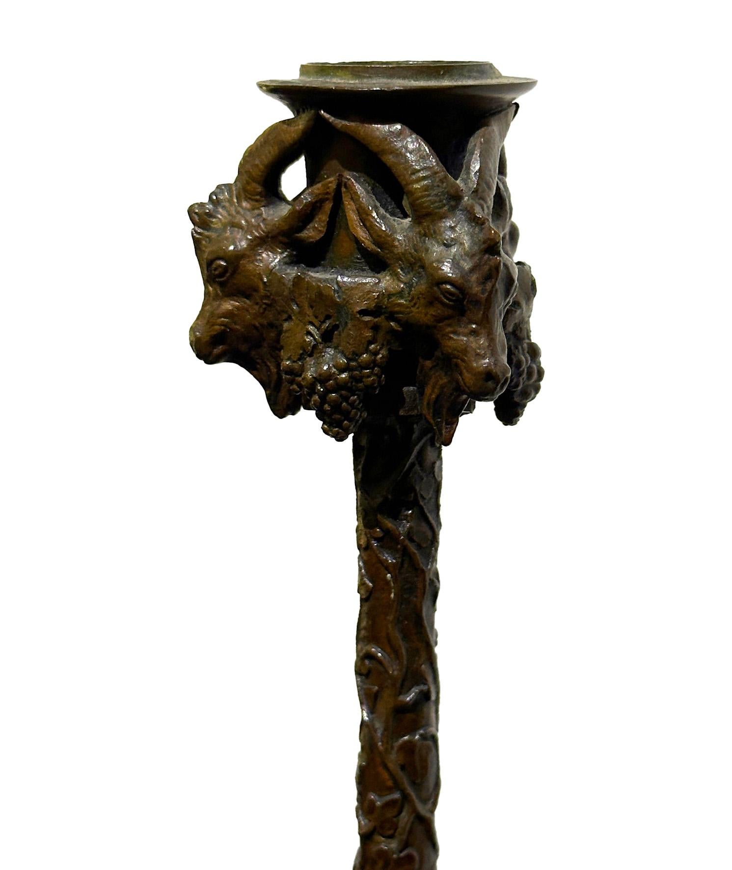 Francese Coppia di candelieri in bronzo del XIX secolo firmati da Christophe Fratin in vendita