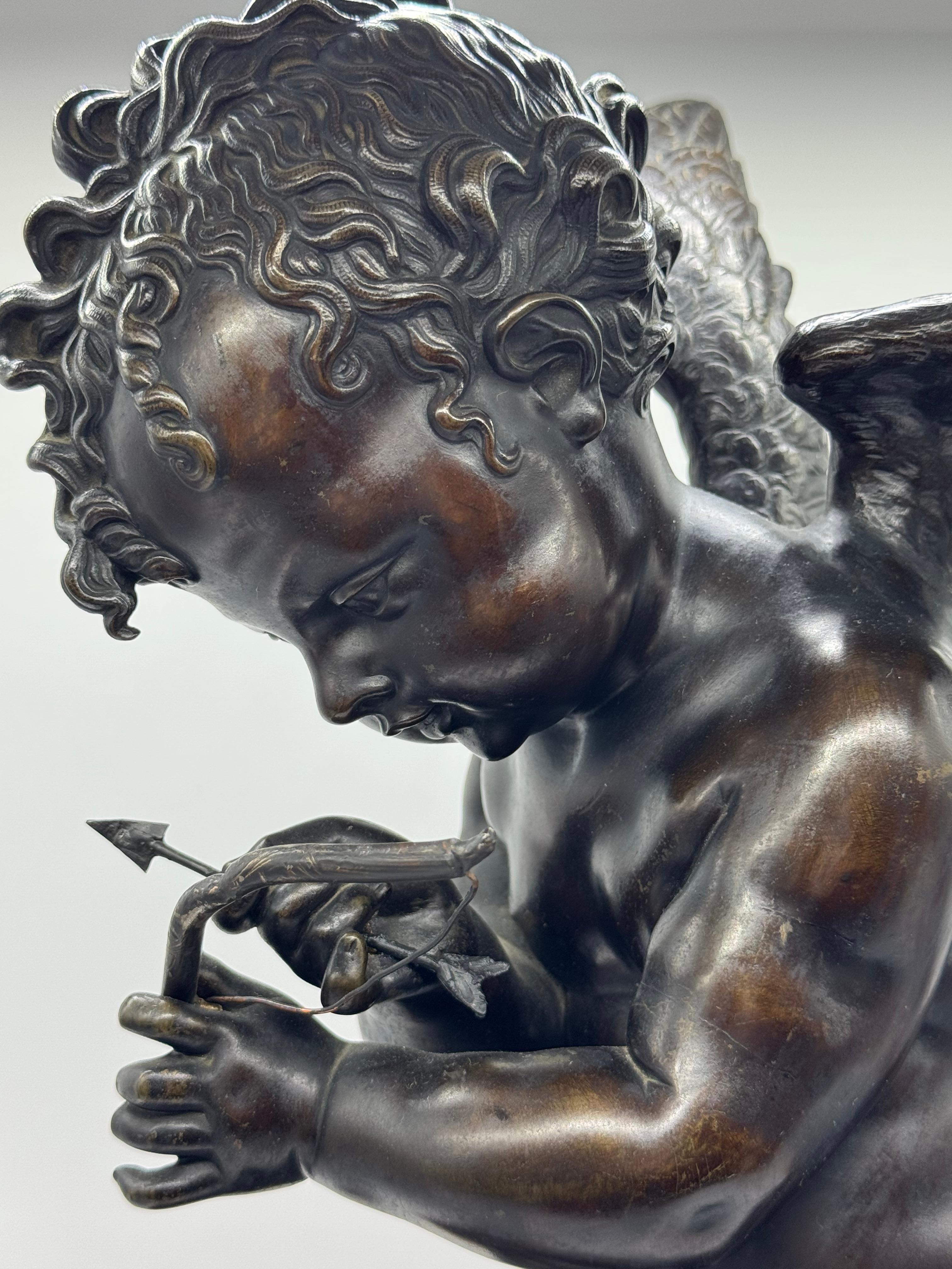 Das Bild zeigt eine Bronzeskulptur des Amors aus dem späten 19. Jahrhundert, die sich an dem Originalwerk des französischen Bildhauers Charles-Gabriel Lemire aus Marmor orientiert.

Die Skulptur stellt einen sitzenden Amor mit Flügeln dar, der in