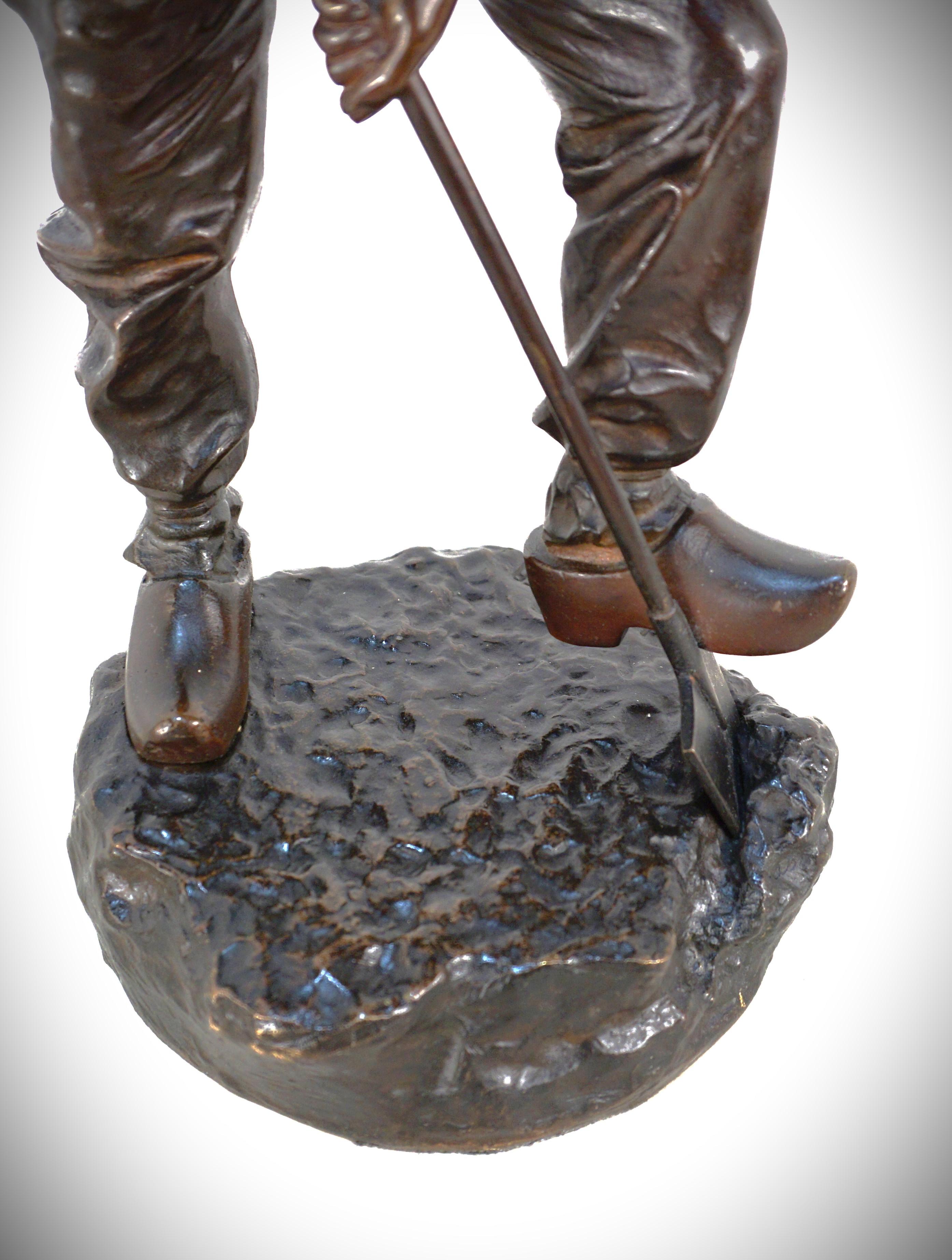 Bronce patinado de finales del siglo XIX trabajador del campo con pala firmado J. Garnier con marca de fundición Vrai París