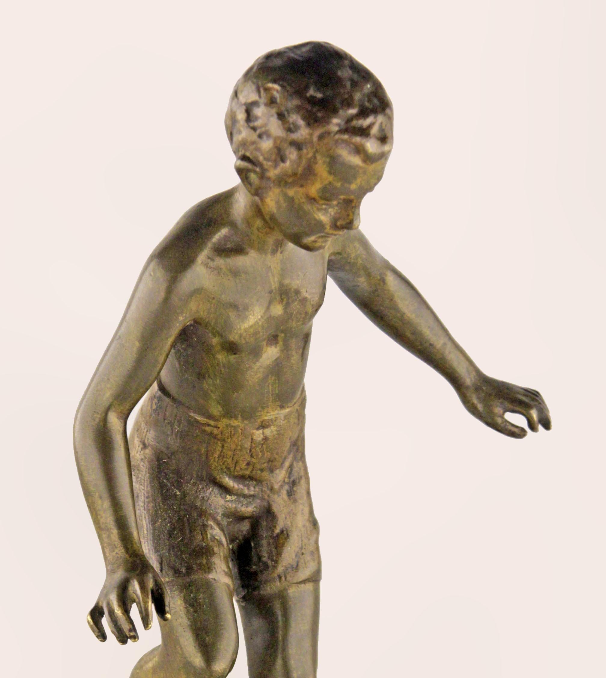 Patinato Scultura in bronzo del XIX secolo raffigurante un ragazzo che cammina nell'acqua di Ruffino Besserdich in vendita