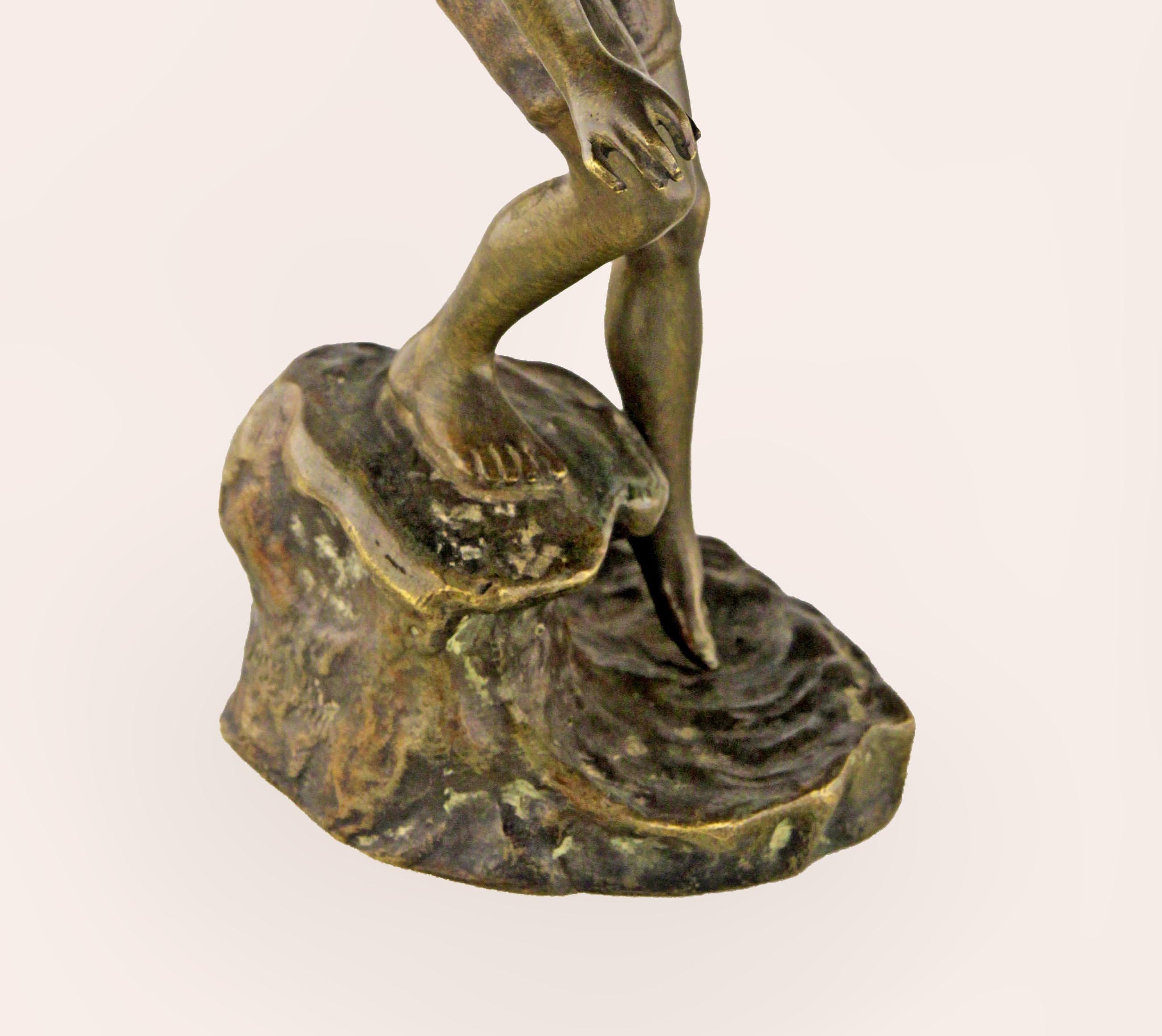 Scultura in bronzo del XIX secolo raffigurante un ragazzo che cammina nell'acqua di Ruffino Besserdich in vendita 1