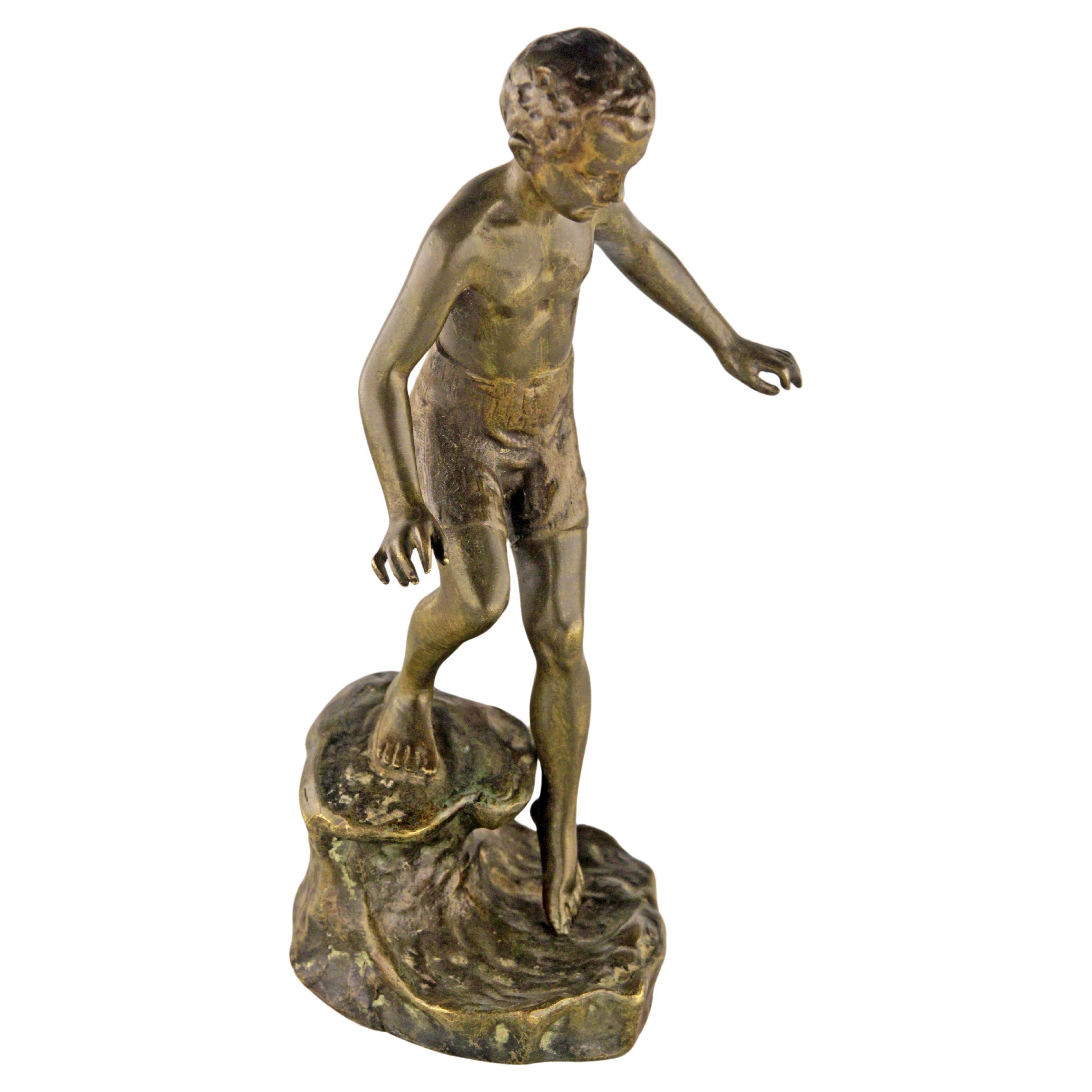 Sculpture en bronze du 19e siècle représentant un garçon se promenant dans l'eau par Ruffino Besserdich