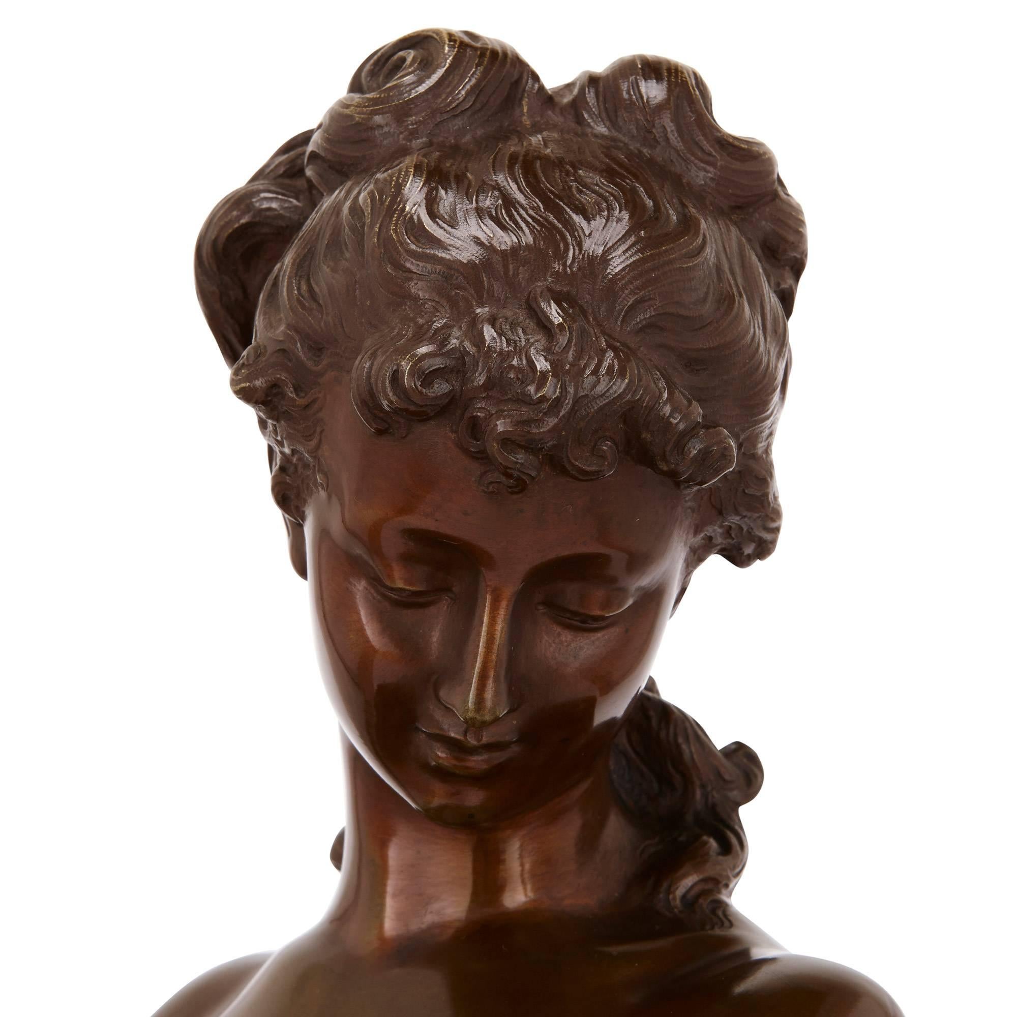 Patiné Sculpture en bronze du 19e siècle représentant une dame par Moreau en vente