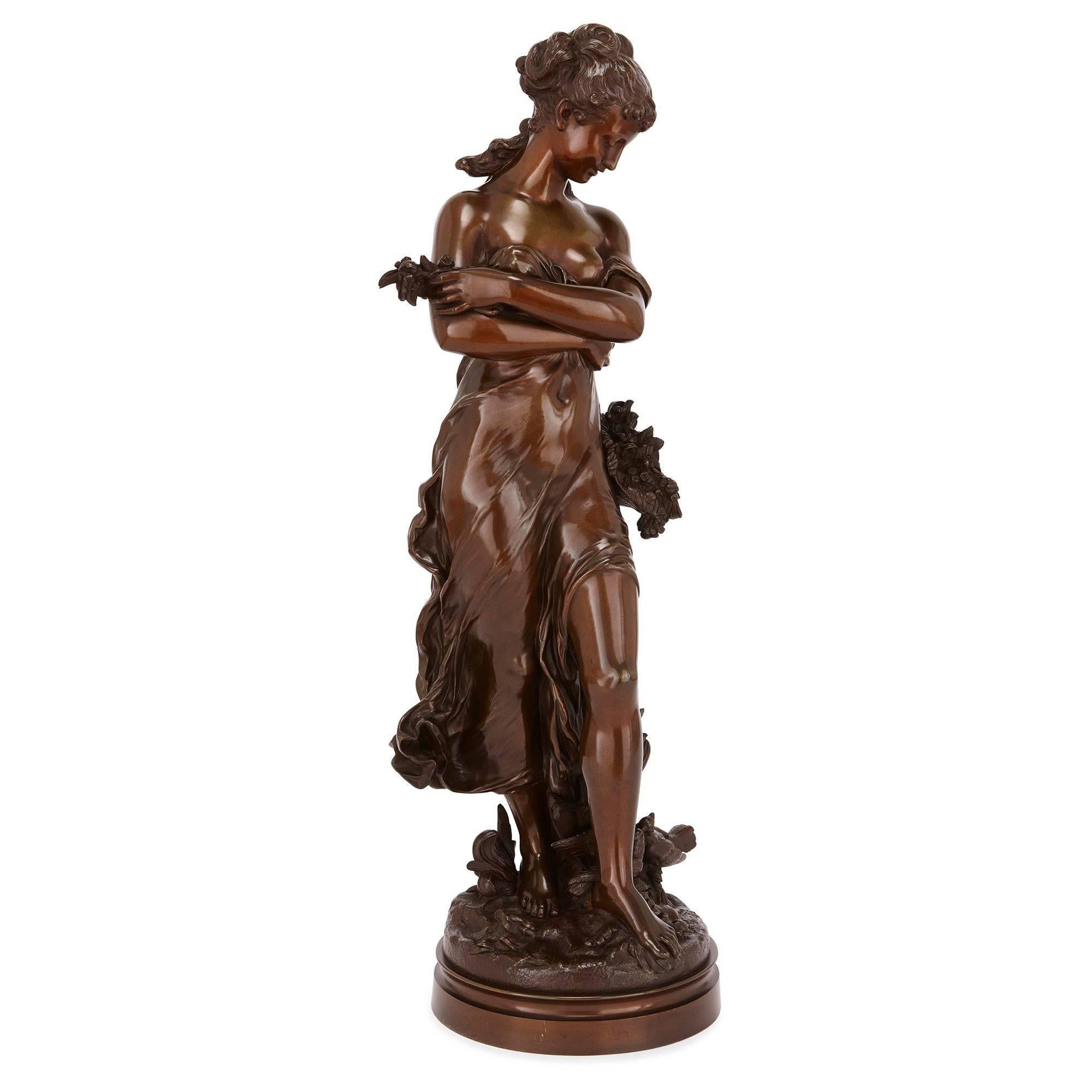 Sculpture en bronze du 19e siècle représentant une dame par Moreau en vente