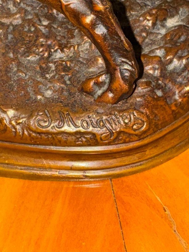 Il prodotto è una scultura in bronzo del XIX secolo raffigurante un puntatore, opera di Jules Moingiez, un famoso scultore francese. Questo elegante pezzo cattura l'essenza dei cani da caccia con dettagli intricati e un tocco artistico. Realizzato