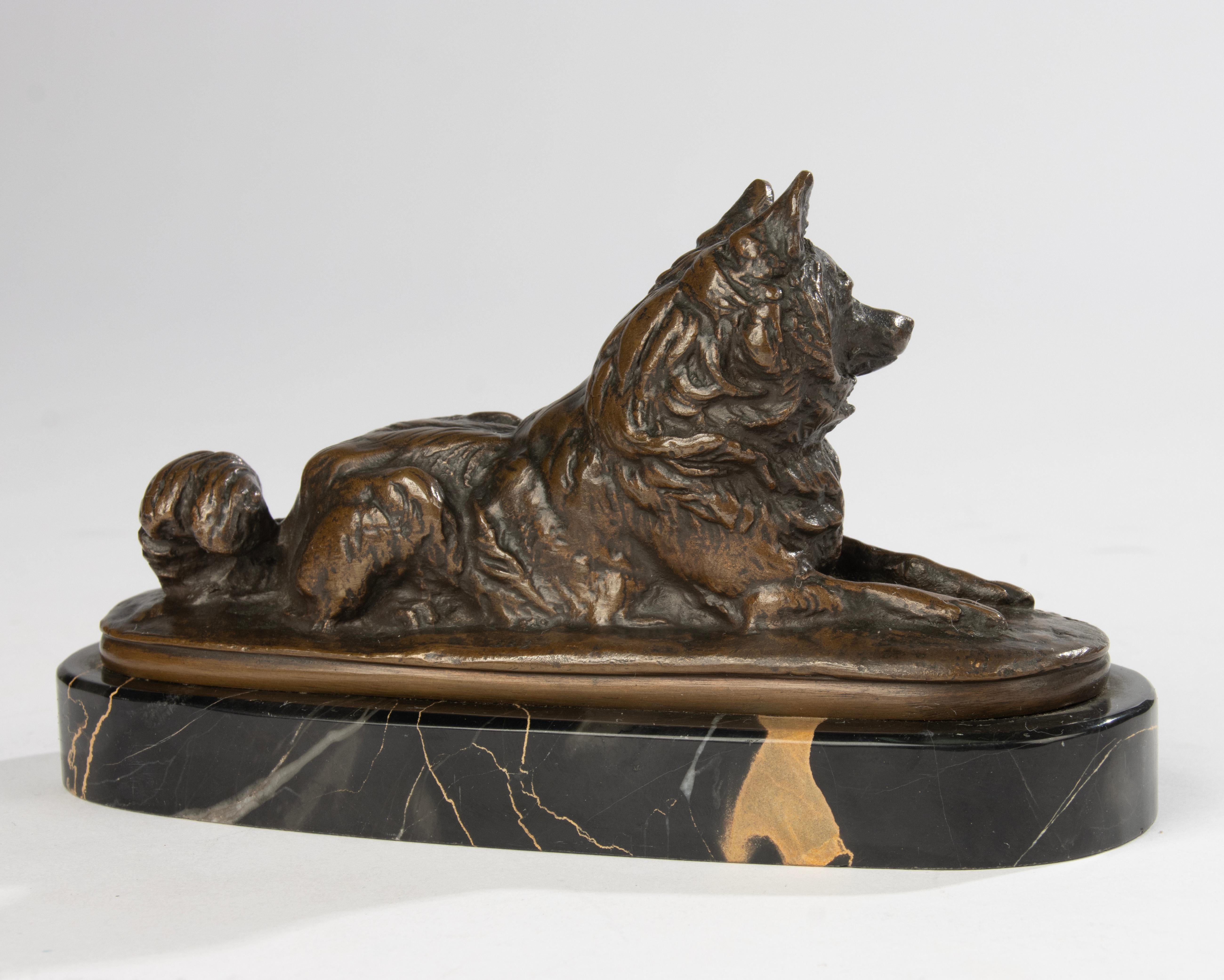 Fatto a mano Scultura in bronzo del XIX secolo raffigurante un cane Spitz - di Emmanuel Frémiet in vendita