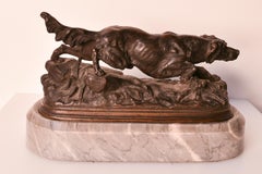 Sculpture en bronze du 19e siècle représentant un chien setter irlandais sur un socle en marbre gris