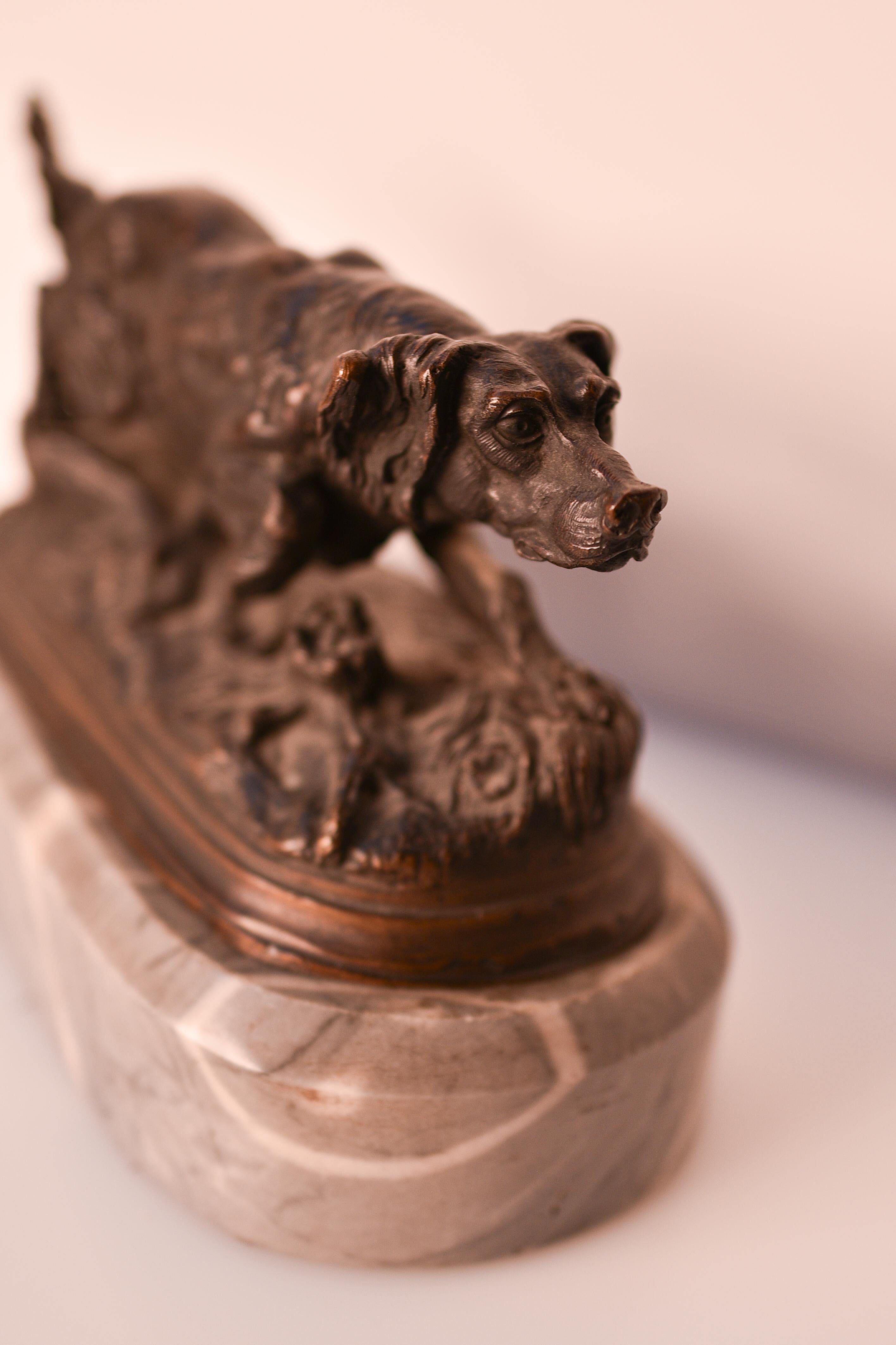 Sculpture en bronze du 19e siècle représentant un chien setter irlandais sur un socle en marbre gris Bon état - En vente à Oostende, BE