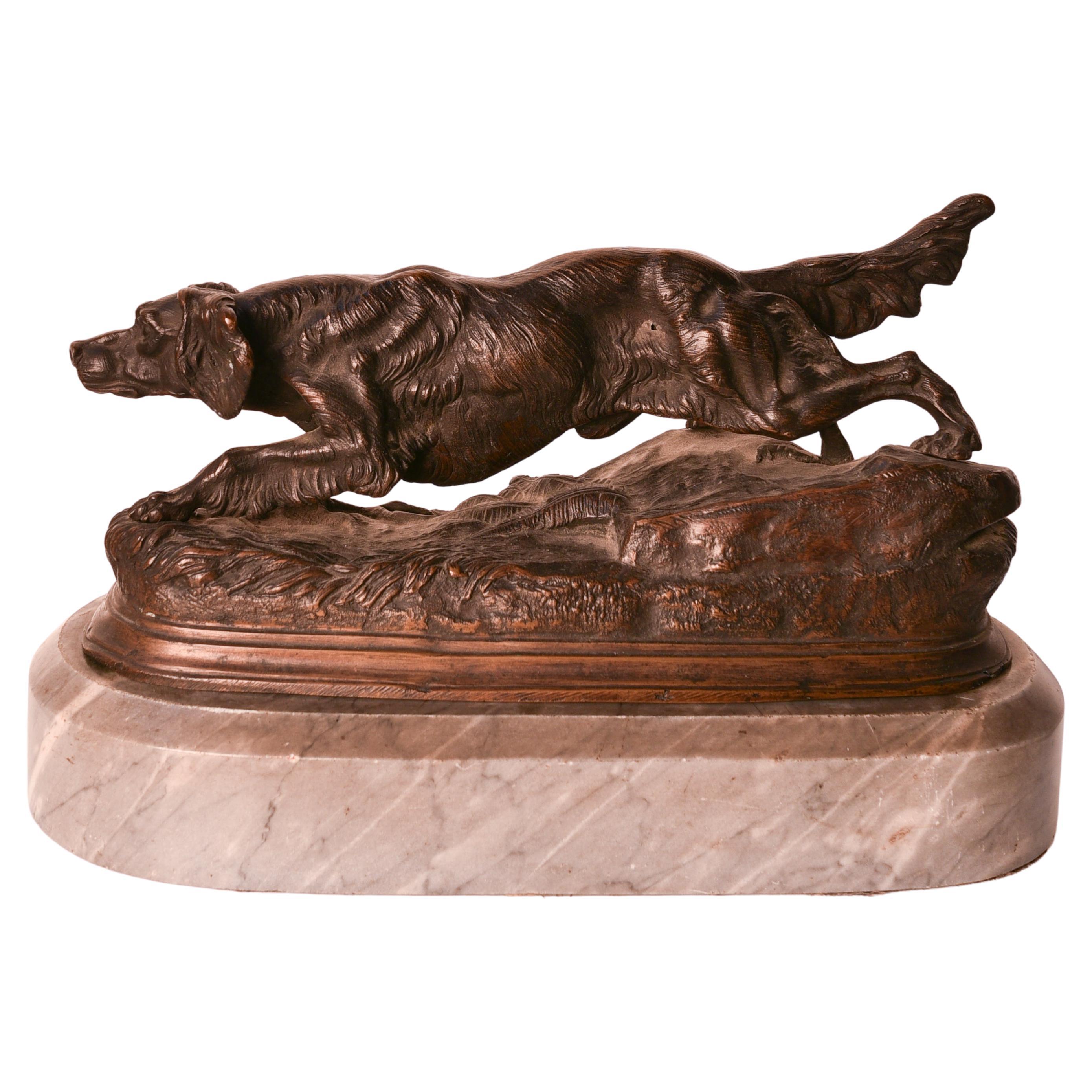 Sculpture en bronze du 19e siècle représentant un chien setter irlandais sur un socle en marbre gris