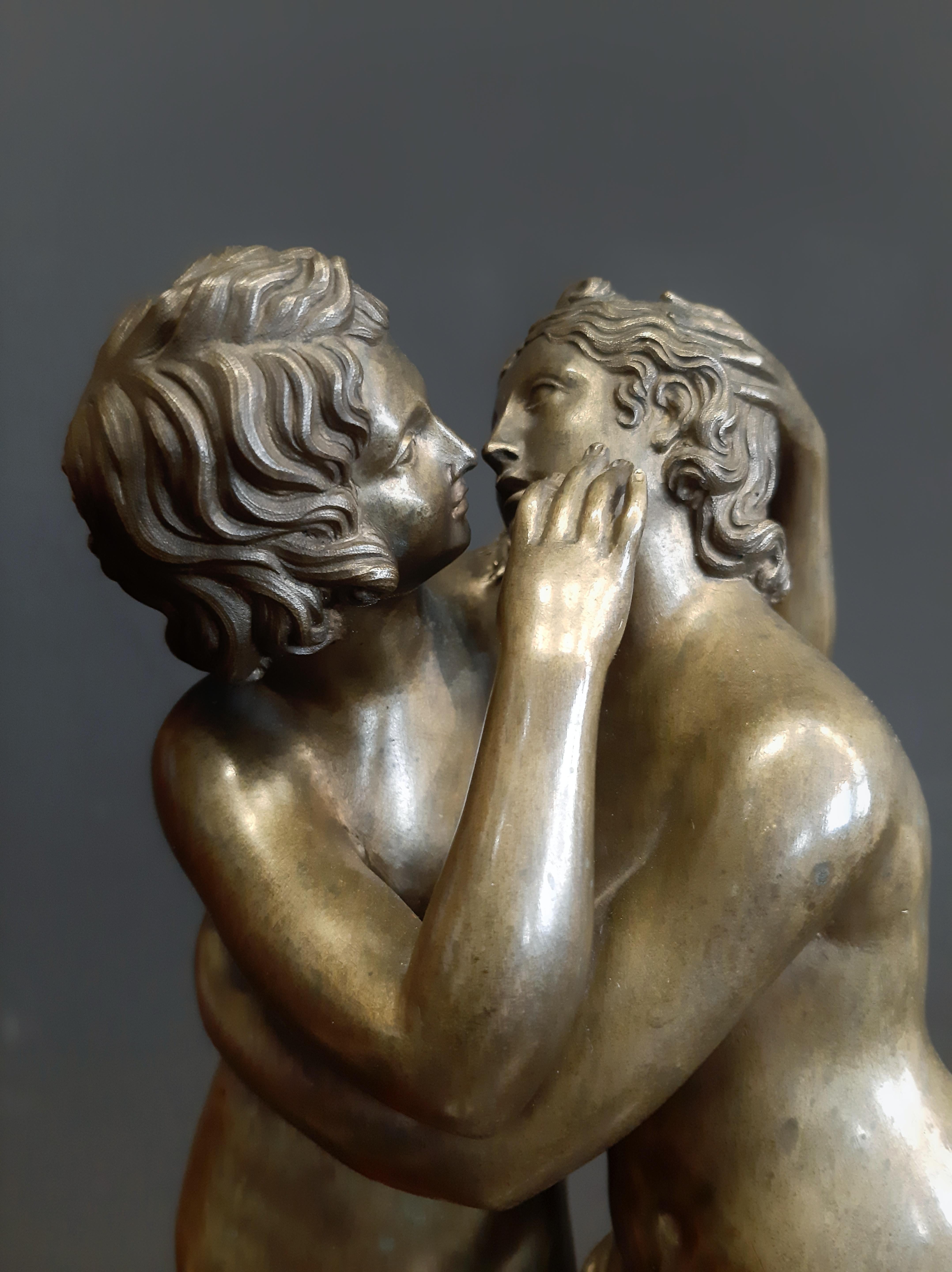 Sculpture romantique en bronze du XIXe siècle représentant Cupidon et Psyché s'embrassant passionnément...

Cupidon et Psyché
Bronze

Hauteur : 36.5 cm
Diamètre : 15 cm


