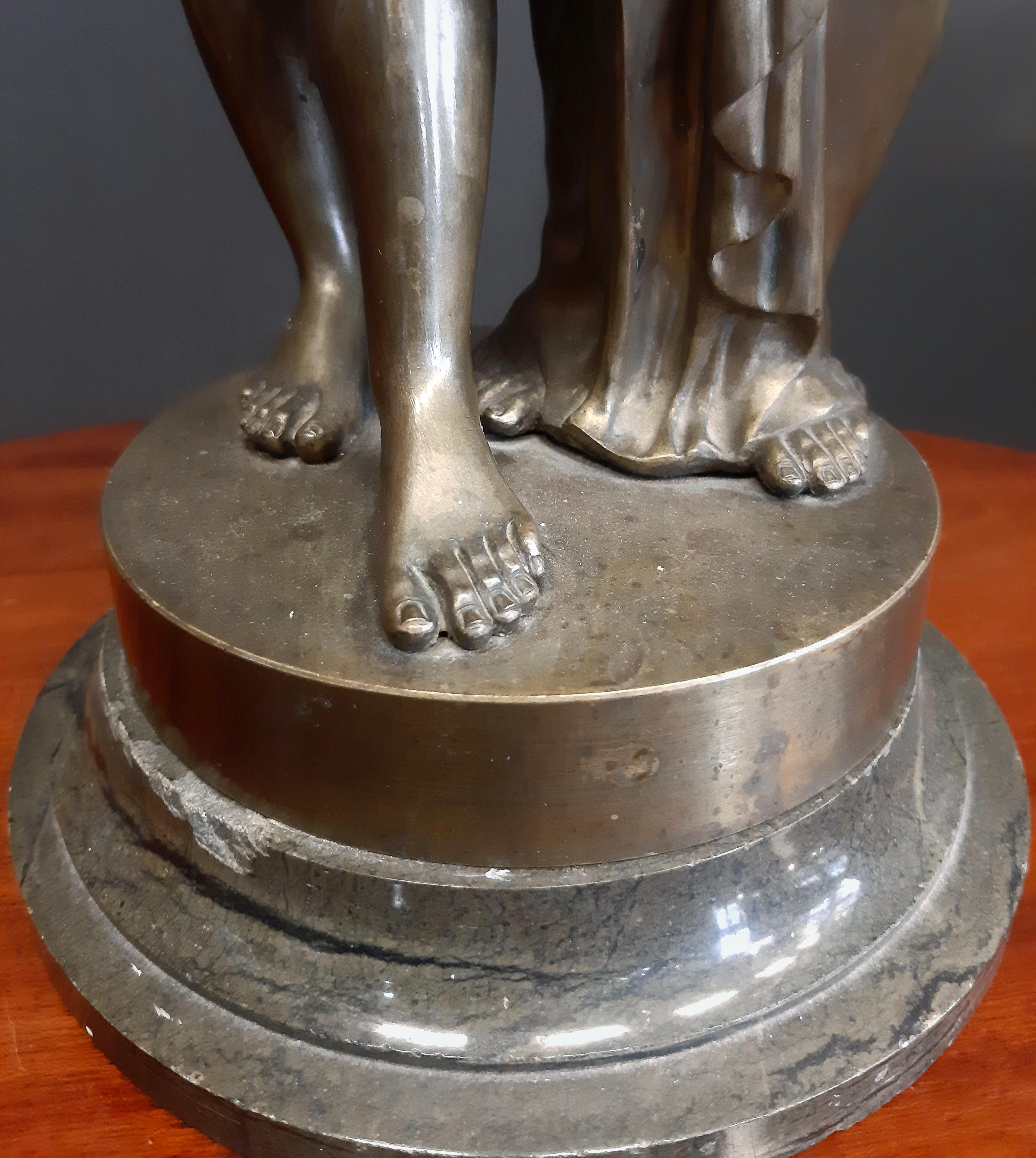 Sculpture en bronze du XIXe siècle représentant Cupidon et Psyché Bon état - En vente à Dresden, DE