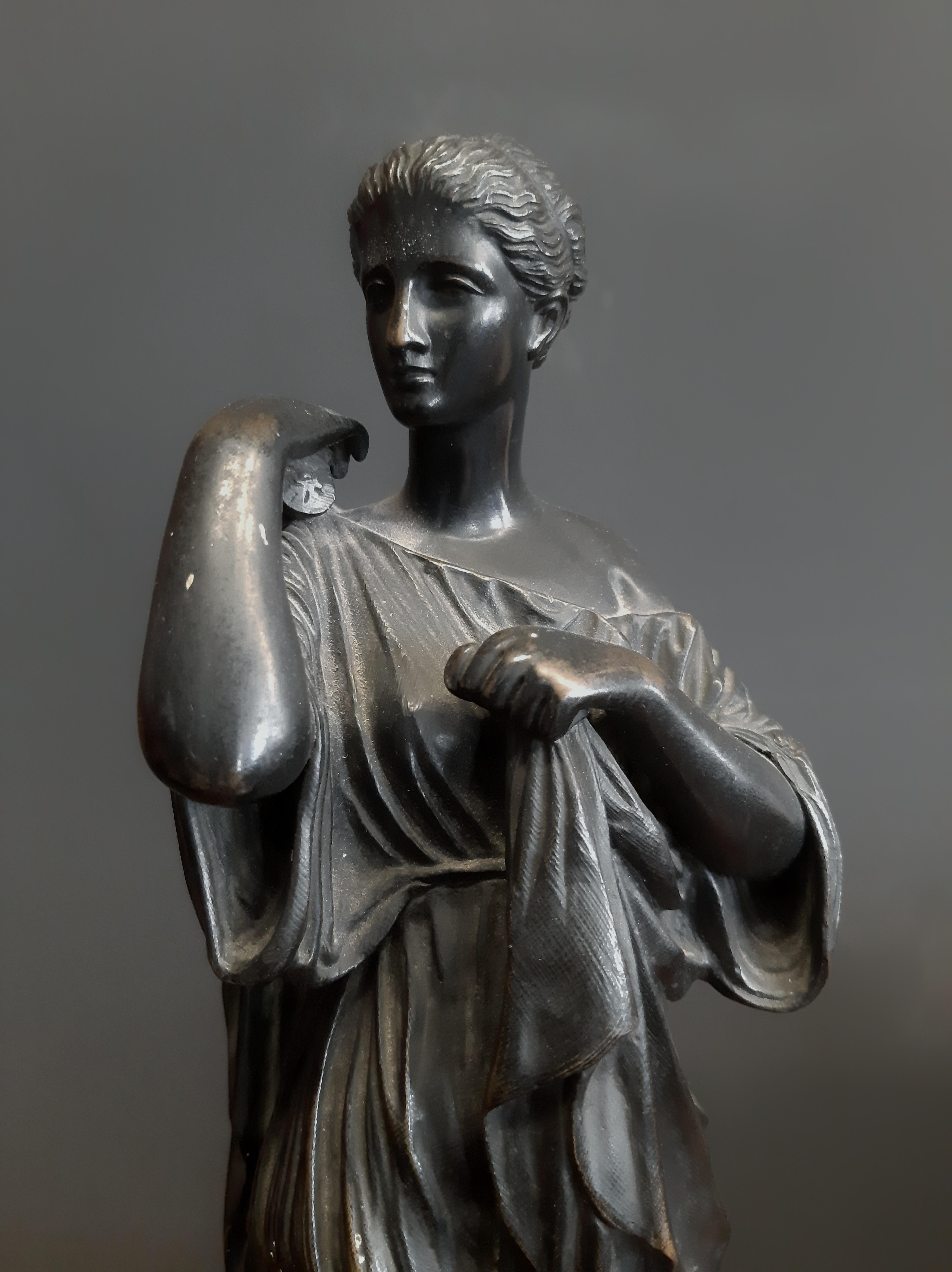 Diana de Gabii es una escultura de mujer ricamente adornada con paños. Lo más probable es que la estatua represente a la diosa Artemisa, diosa virgen de la caza y de lo salvaje, y se atribuye al escultor Praxíteles. Fue descubierta en 1792 por Gavin