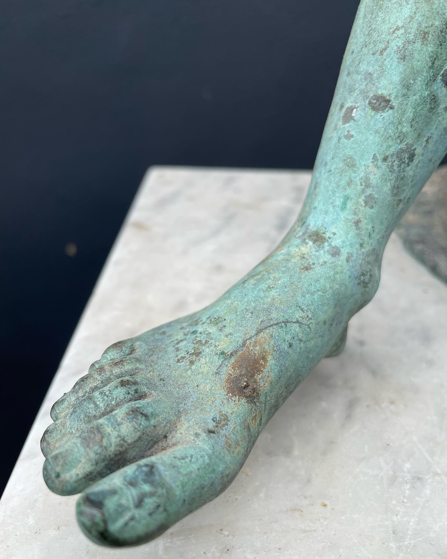 Große Bronzeskulptur des Hermes, auf einem Brunnen sitzend, nach der Antike, mit einer schönen grünen Patina und auf einem weißen Marmorblock montiert.

Dieses Stück würde sich gut in eine Grand-Tour-Sammlung einfügen.