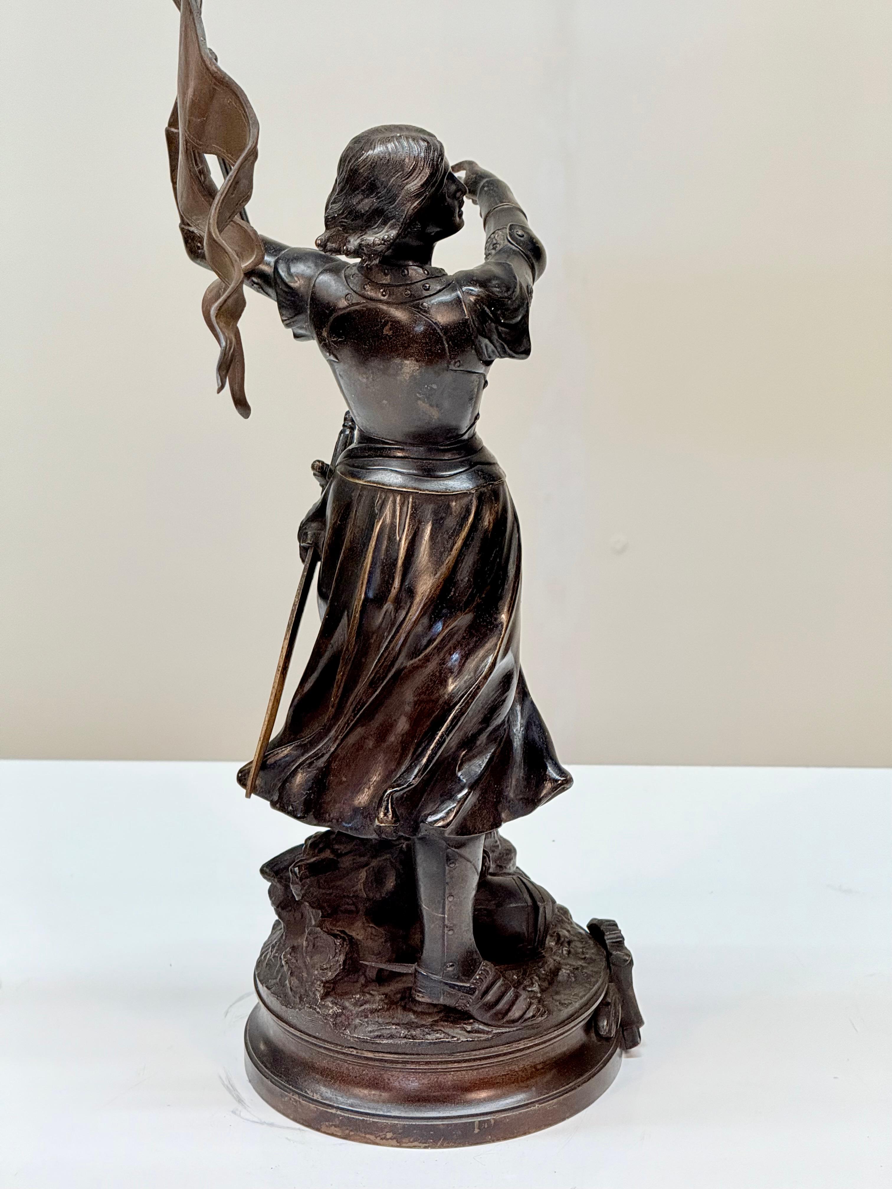 Scultura in bronzo del XIX secolo di Giovanna d'Arco di Adrien Étienne Gaudez, firmata in vendita 5