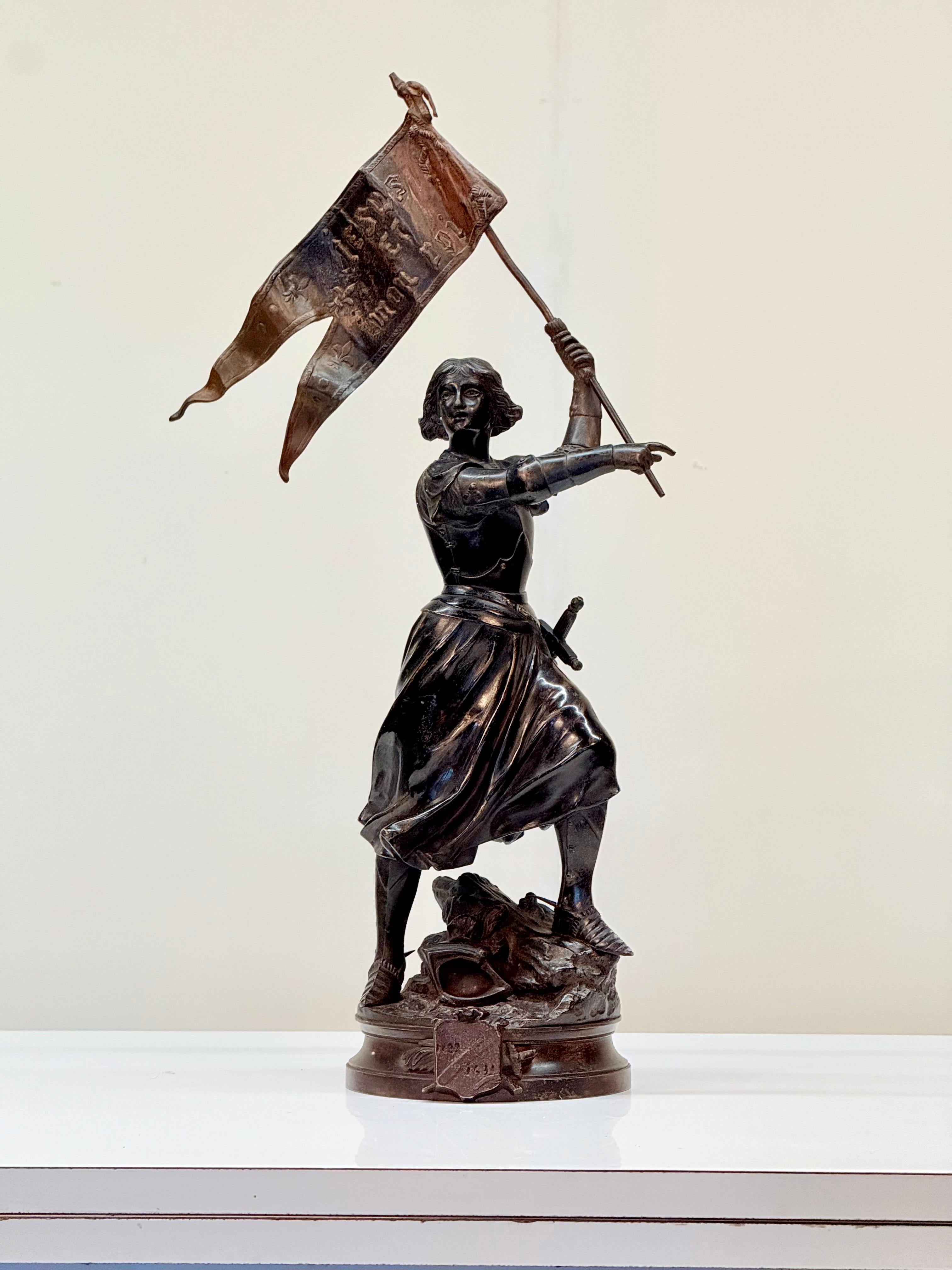 Scultura in bronzo del XIX secolo di Giovanna d'Arco di Adrien Étienne Gaudez, firmata, 61,5 cm

Descrizione:  
Questa eccezionale scultura in bronzo del XIX secolo, intitolata Jeanne d'Arc portant son étendard (Giovanna d'Arco porta il suo