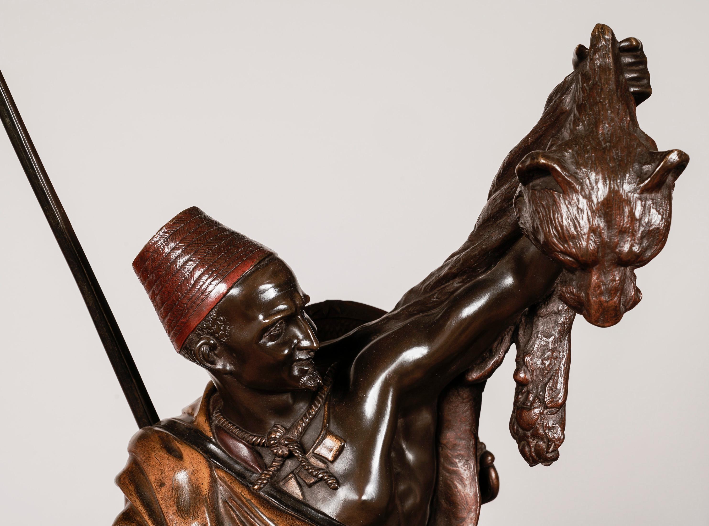 Kabyle au retour de la chasse
Por Arthur Waagen

Raro ejemplar que conserva sus detalles originales pintados al frío en armonía con el bronce patinado; el impresionante modelo de un cazador árabe a caballo, sosteniendo una piel de león mientras