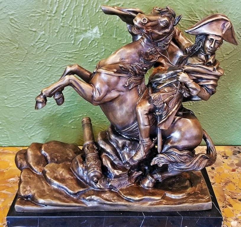 Français Sculpture en bronze du XIXe siècle représentant Napoléon traversant les Alpes en vente