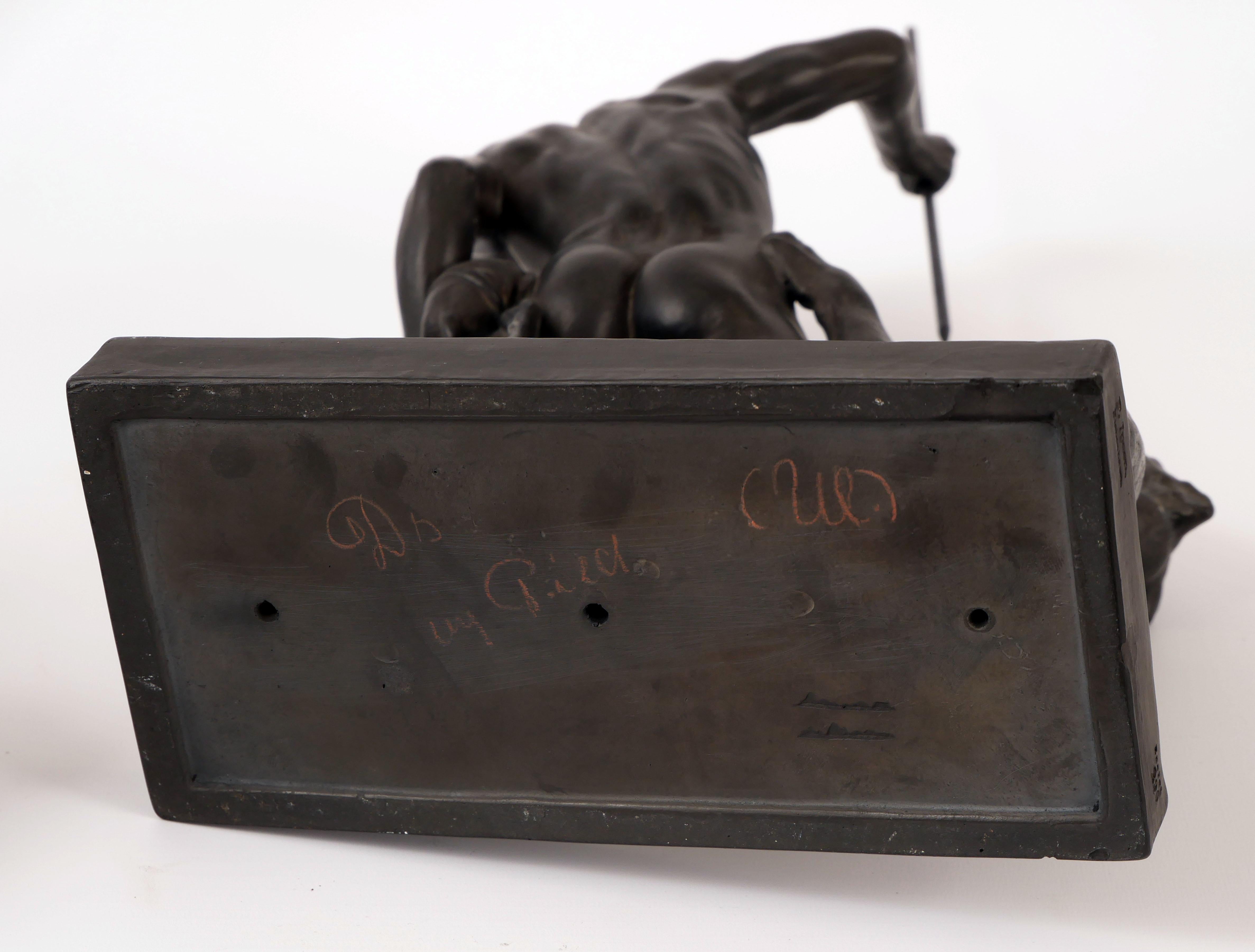 Terracotta nera
Danimarca, seconda metà del XIX secolo
Altezza 54 cm, larghezza 25 cm, profondità 12 cm
Contrassegnato: P. Ipsen, Kjøbenhavn / Eneret 290

Figura in terracotta nera raffigurante un giovane cacciatore che combatte contro una pantera,