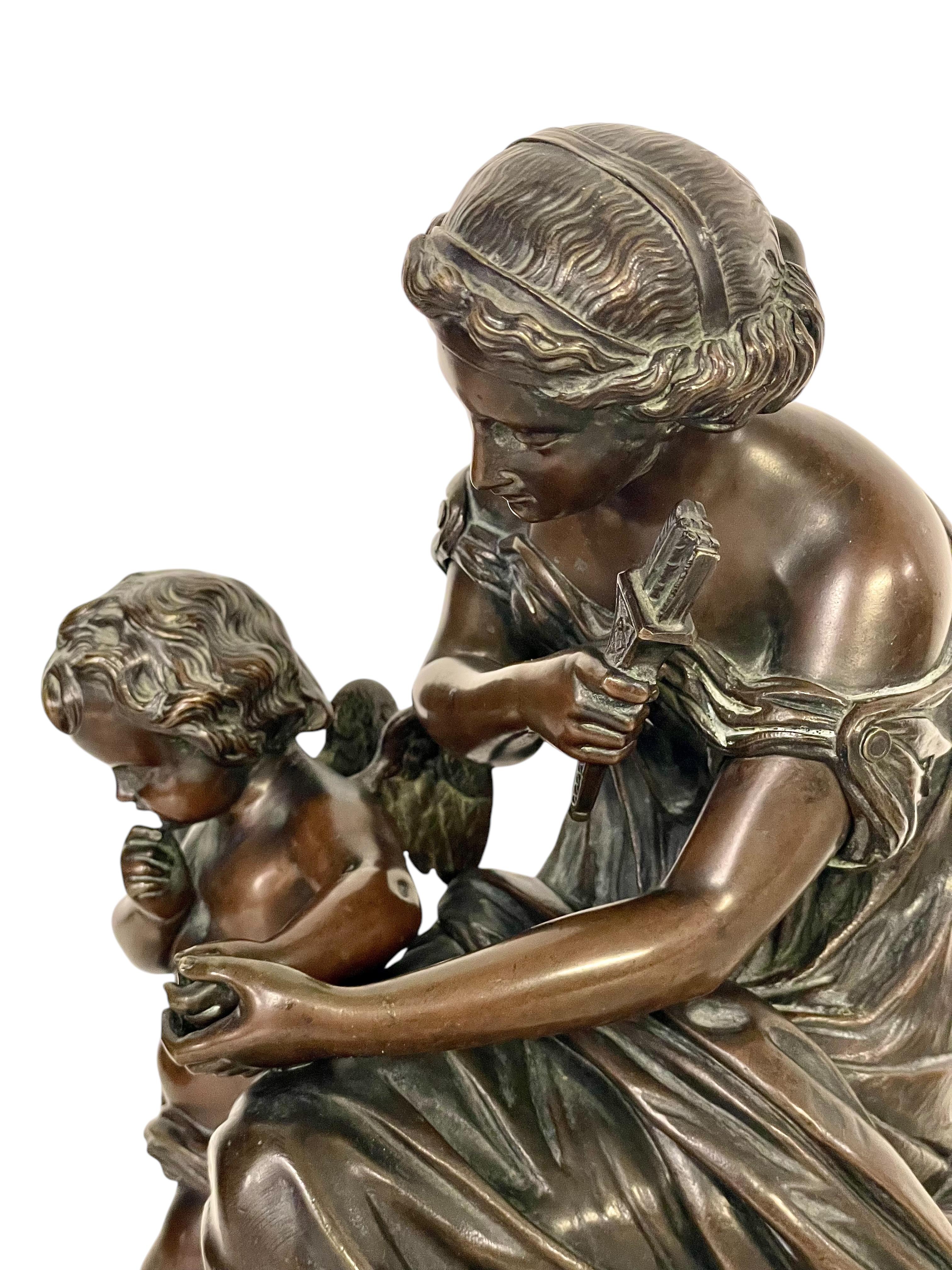 Escultura de bronce del siglo XIX, firmada Aizelin, Diosa con Cupido Tallado en venta