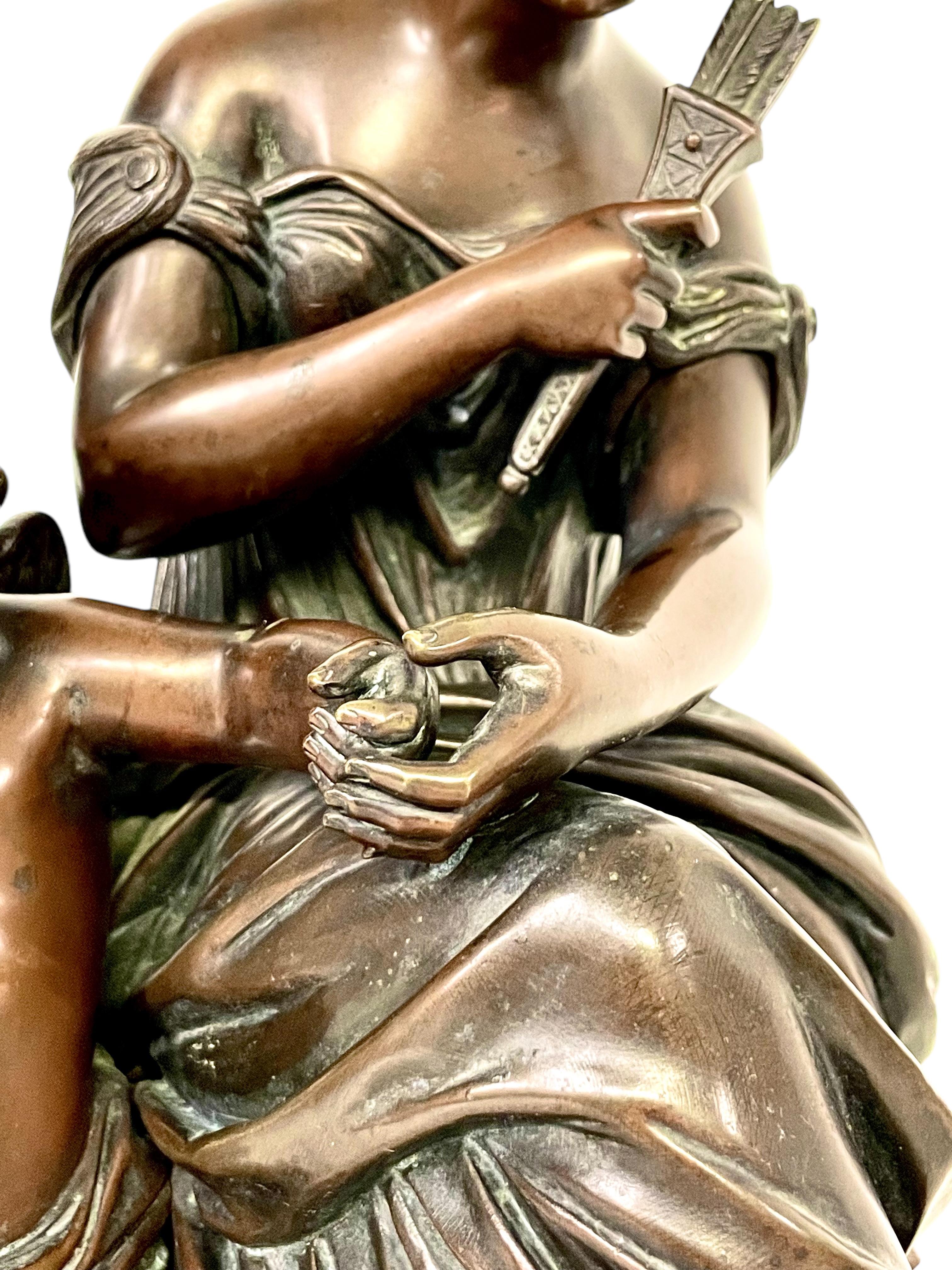 Escultura de bronce del siglo XIX, firmada Aizelin, Diosa con Cupido en venta 2