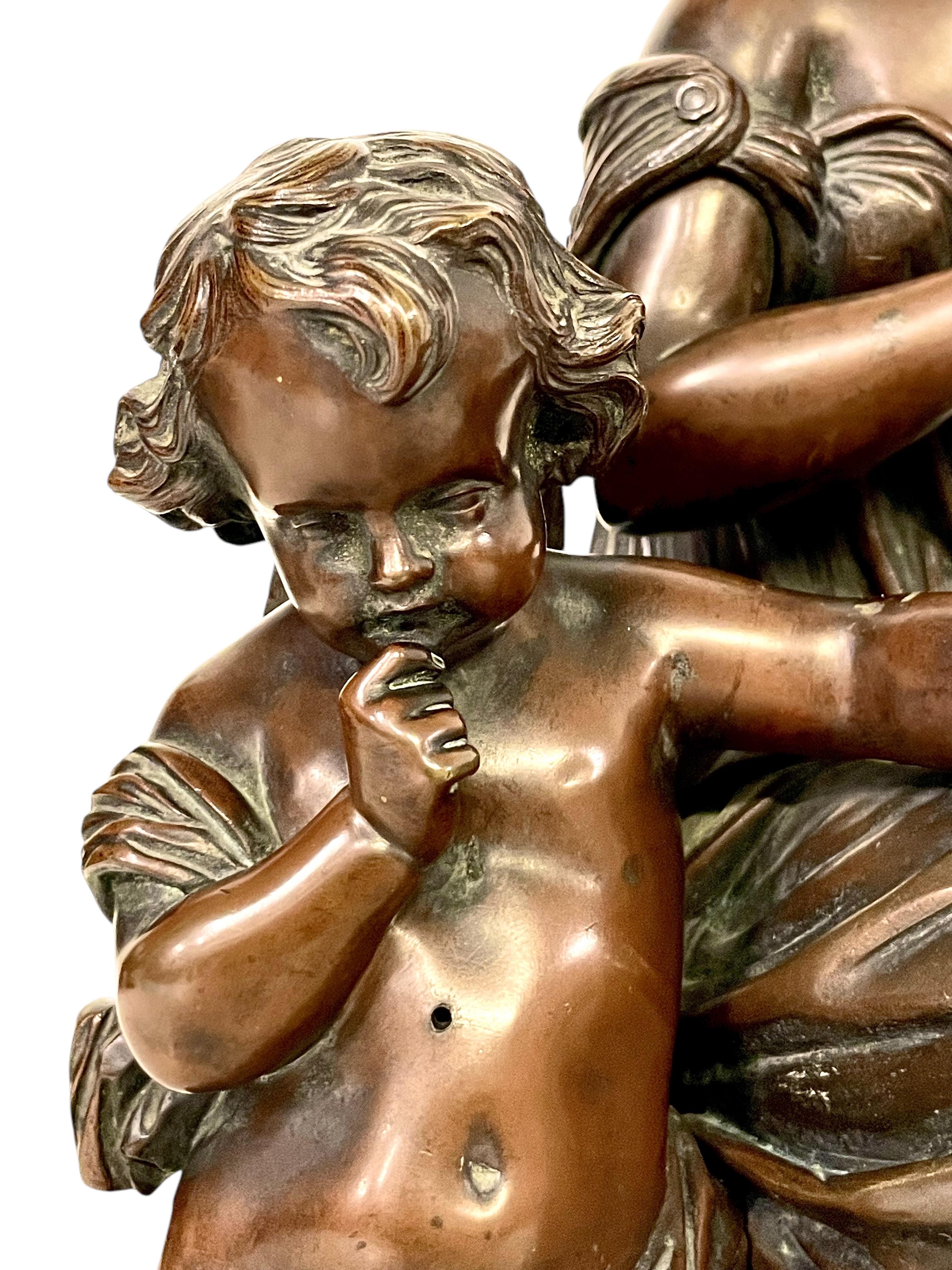Escultura de bronce del siglo XIX, firmada Aizelin, Diosa con Cupido en venta 3