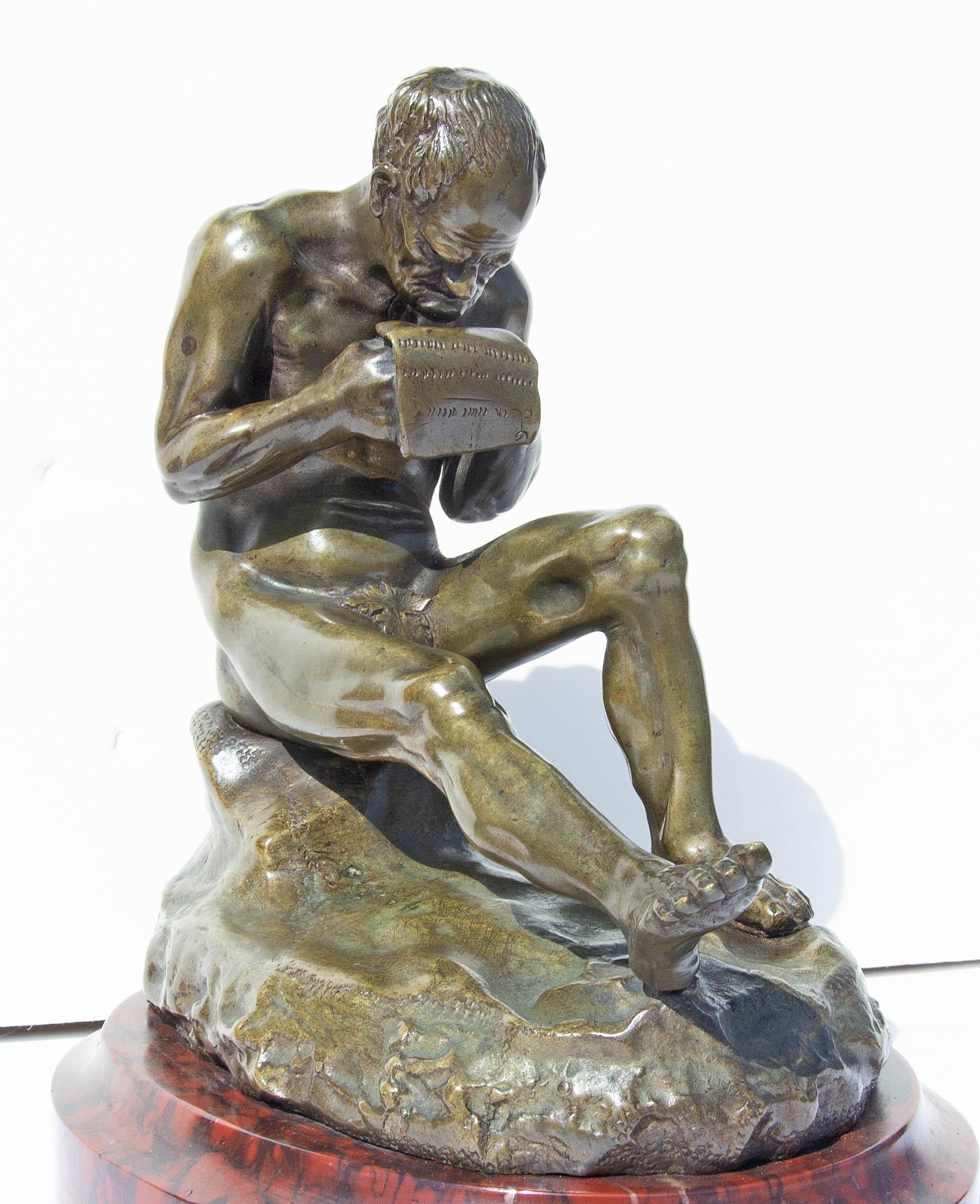 Sculpture en bronze ancien d'un homme lisant une lettre ou une proclamation. Base en marbre, 19ème siècle. Non signée.