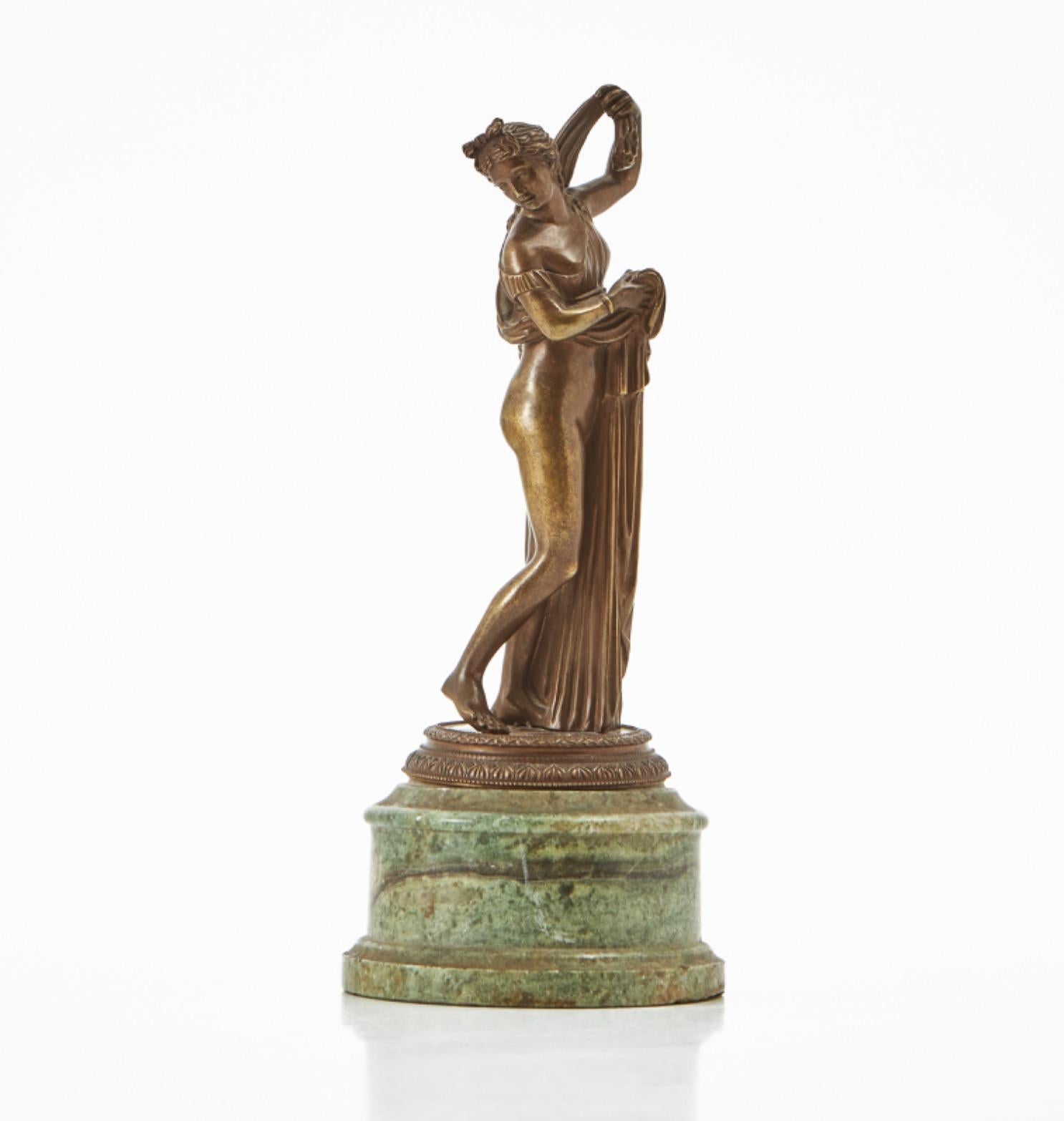 Un pregiato e raro bronzo del Grand Tour napoletano raffigurante la Venere Callipigia, secondo l'originale del Museo Archeologico Nazionale di Napoli. Firmato Sommer, Napoli. Un bronzo erotico, il nome 'Venus Callipyge' si traduce letteralmente come
