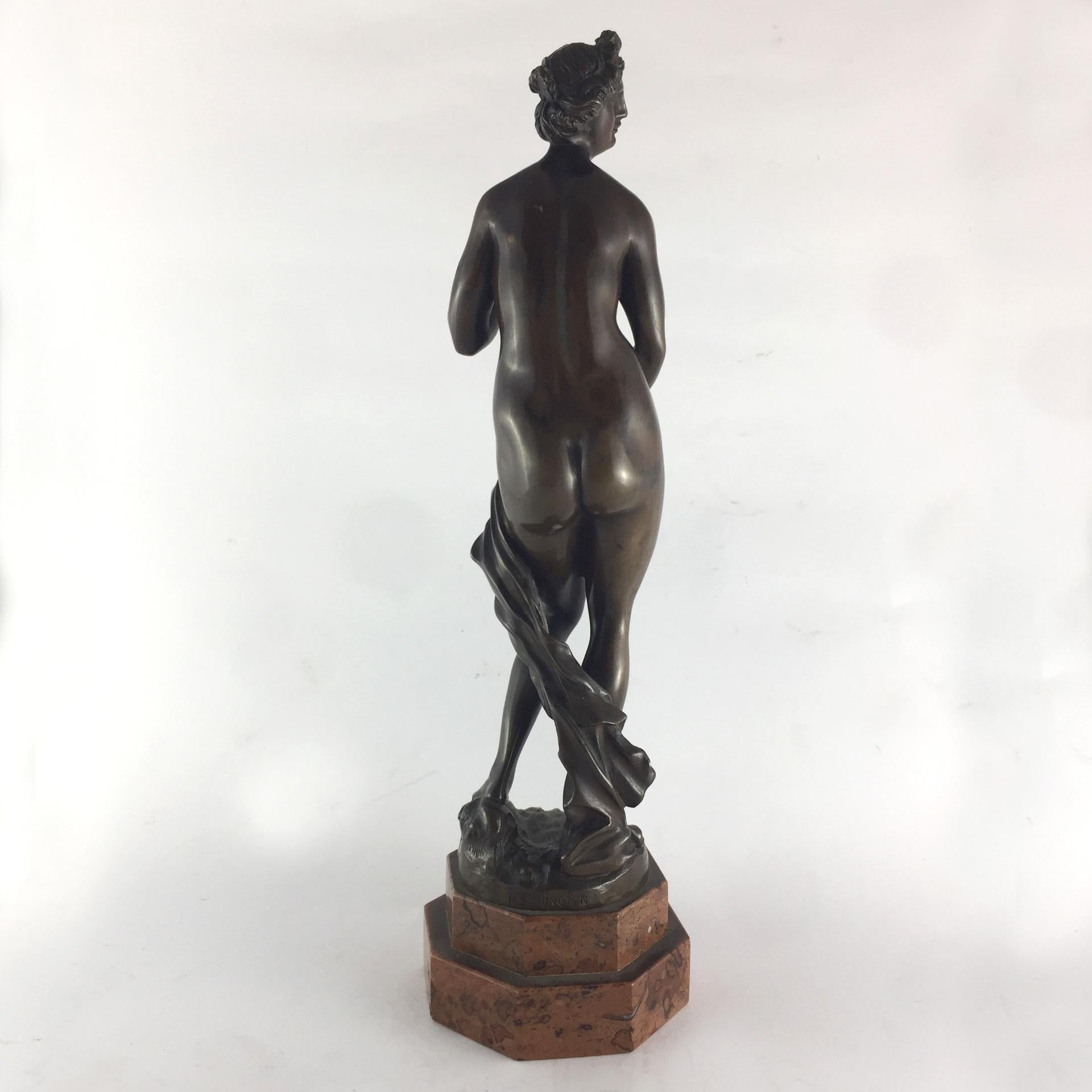Lost wax cast Italian bronze sculpture, the subject reproduces 'Venus bather'. The base is made of Bardiglio red marble. Italian manufacture, early 19th century. Made by H.S. München

Size H 28 cm x W 8 cm x D 8 cm