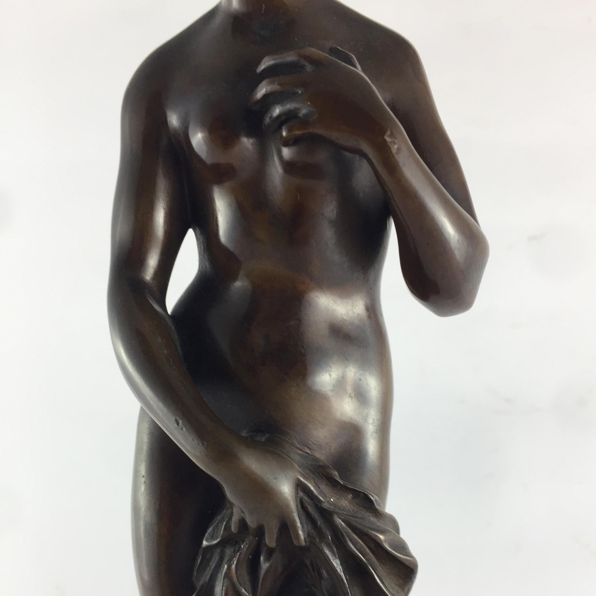 bronzeskulptur 'Venusbadende' aus dem 19. Jahrhundert von H.S. München (Bronze) im Angebot