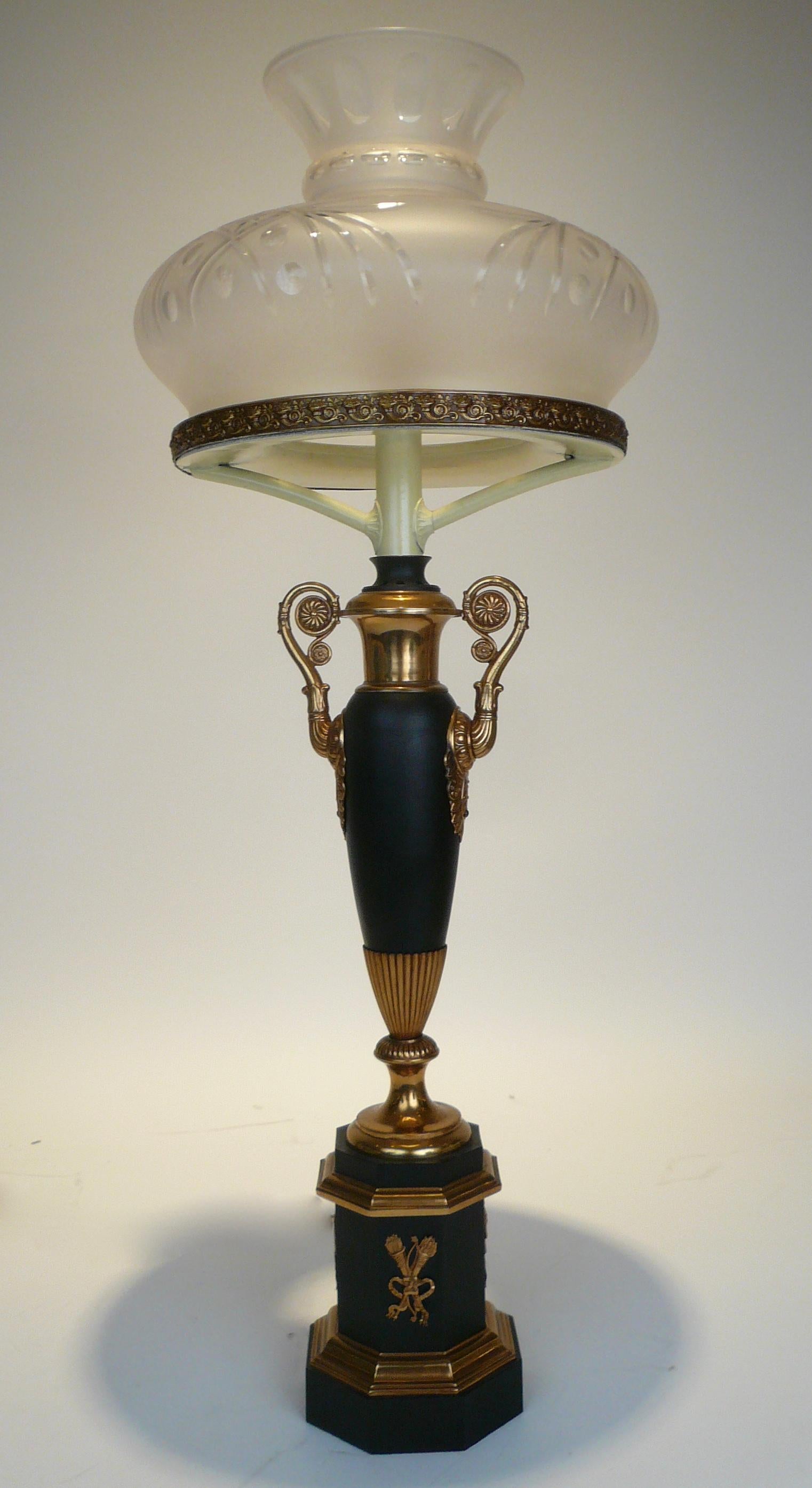 Classique américain Lampe à huile Sinumbra en bronze du XIXe siècle avec abat-jour en verre taillé en vente