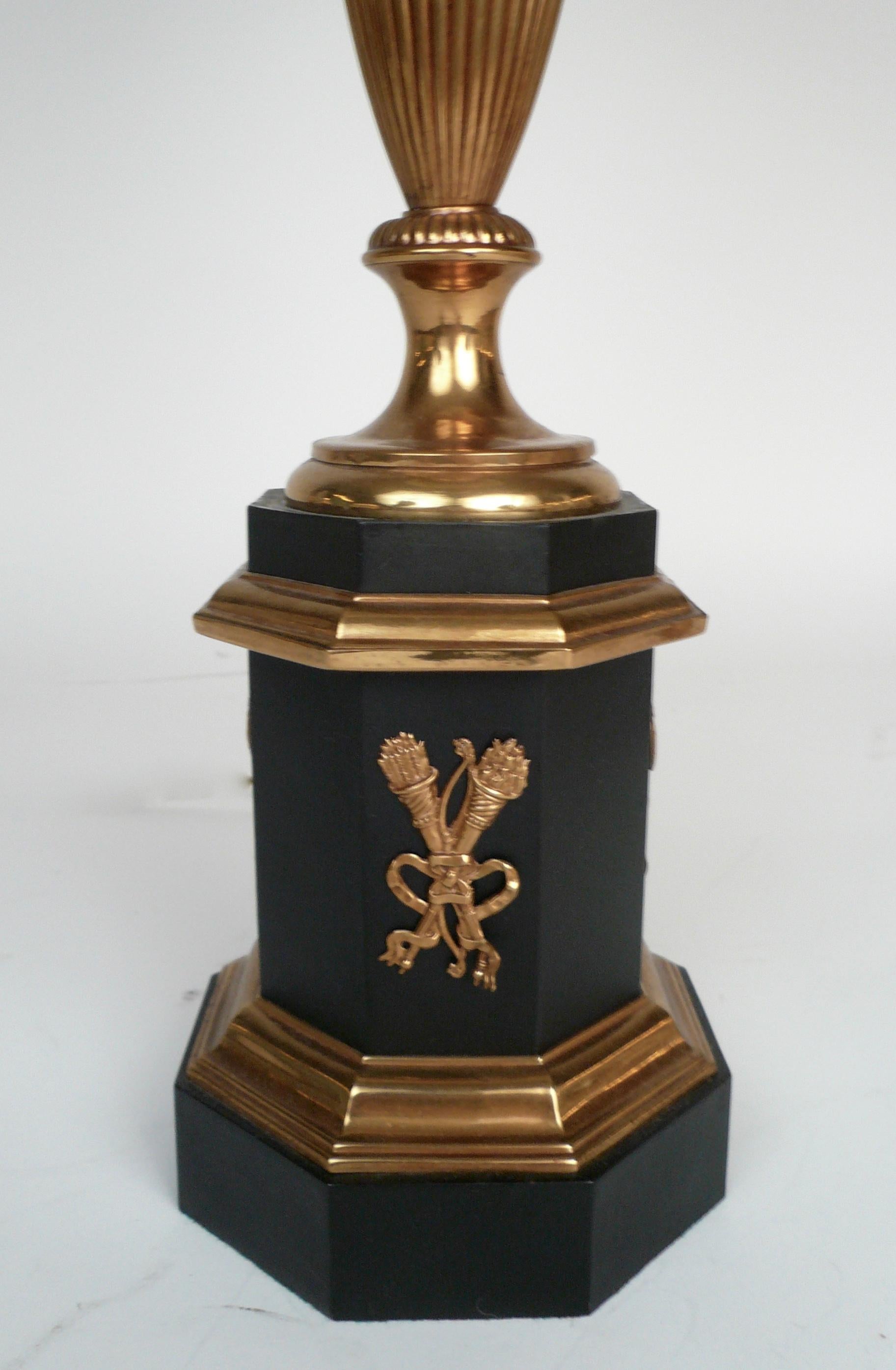 Sinumbra-Öllampe aus Bronze des 19. Jahrhunderts mit geschliffenem Glasschirm (Englisch) im Angebot