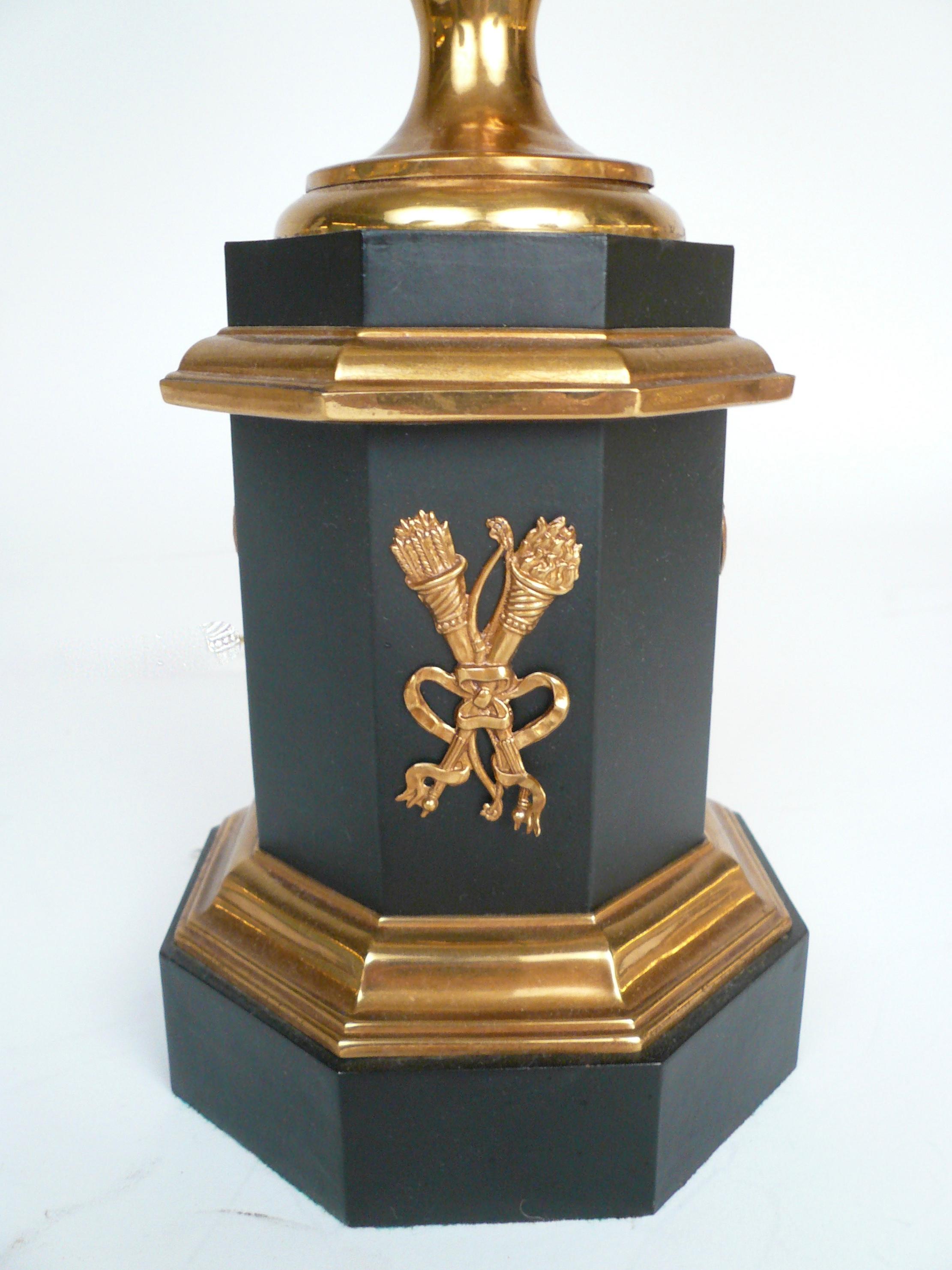 Sinumbra-Öllampe aus Bronze des 19. Jahrhunderts mit geschliffenem Glasschirm (Patiniert) im Angebot