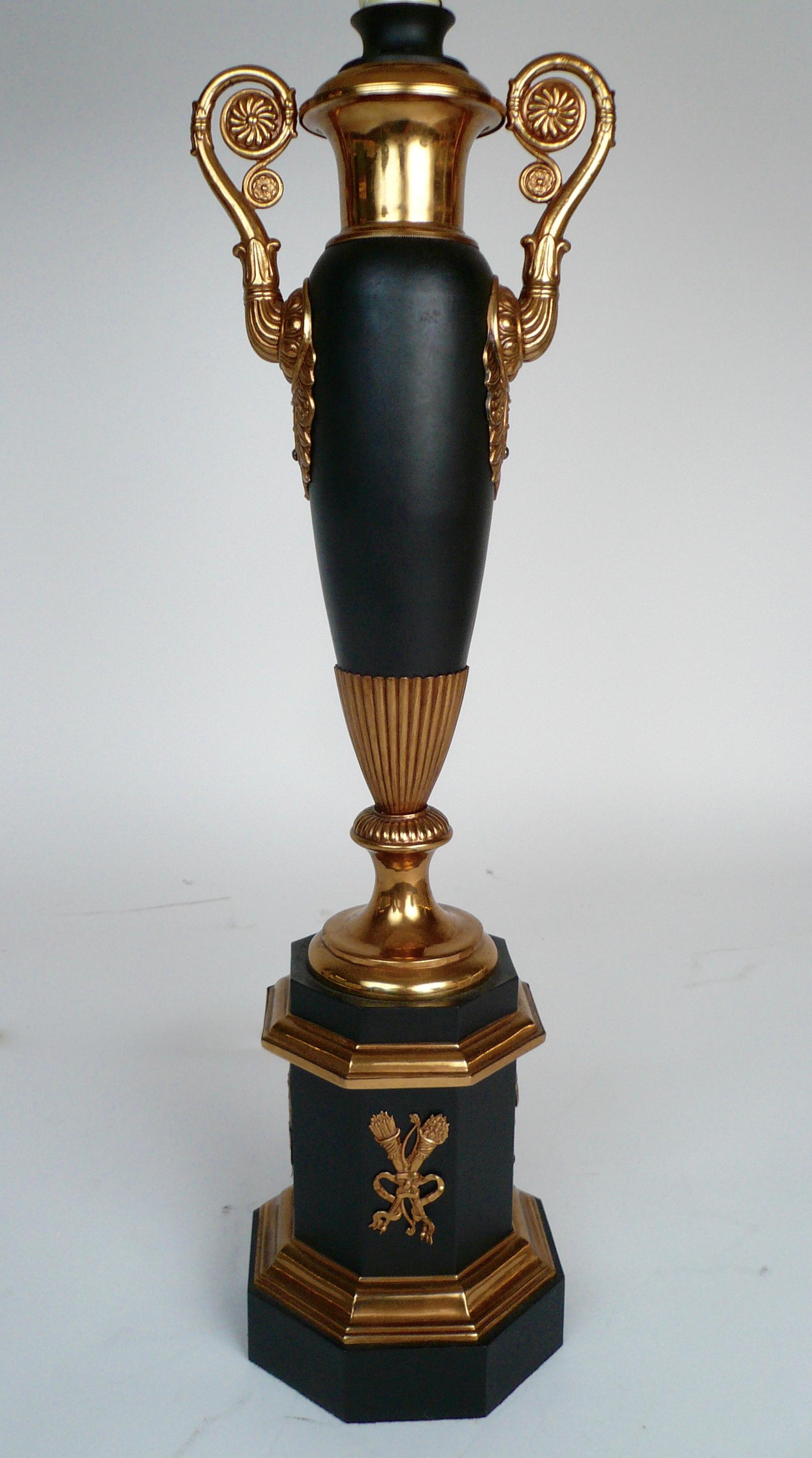 Sinumbra-Öllampe aus Bronze des 19. Jahrhunderts mit geschliffenem Glasschirm im Zustand „Gut“ im Angebot in Pittsburgh, PA