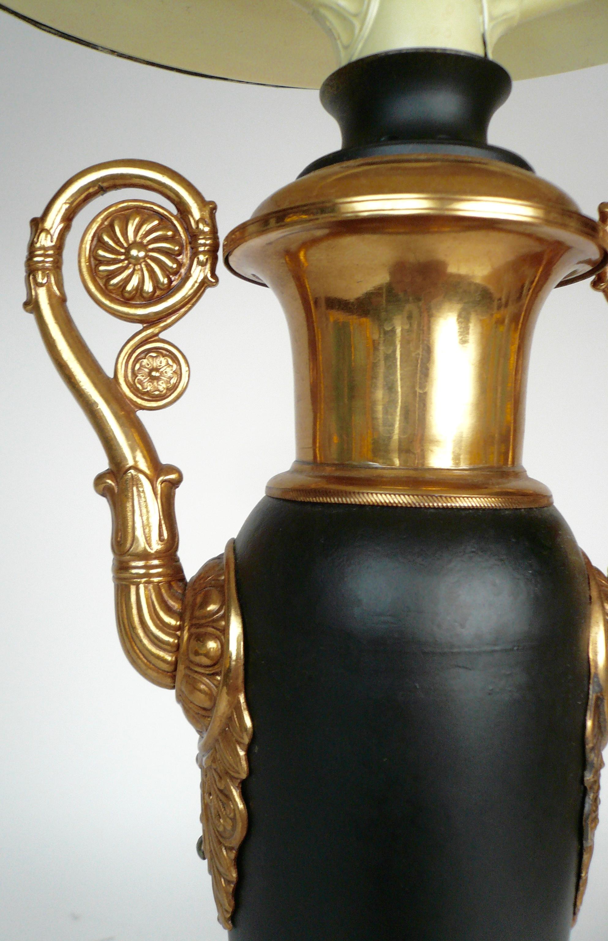 Lampe à huile Sinumbra en bronze du XIXe siècle avec abat-jour en verre taillé en vente 1