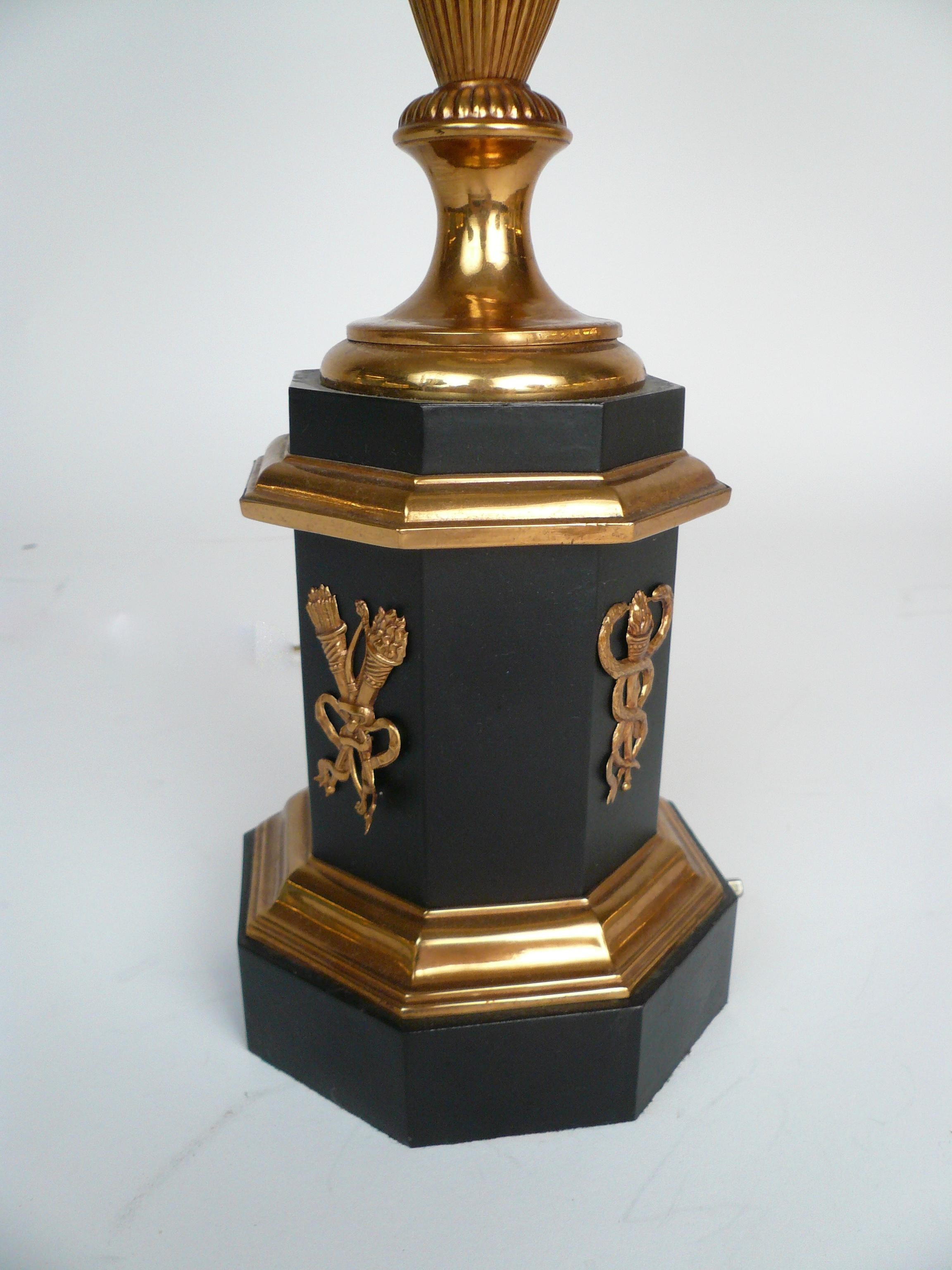 Sinumbra-Öllampe aus Bronze des 19. Jahrhunderts mit geschliffenem Glasschirm im Angebot 3