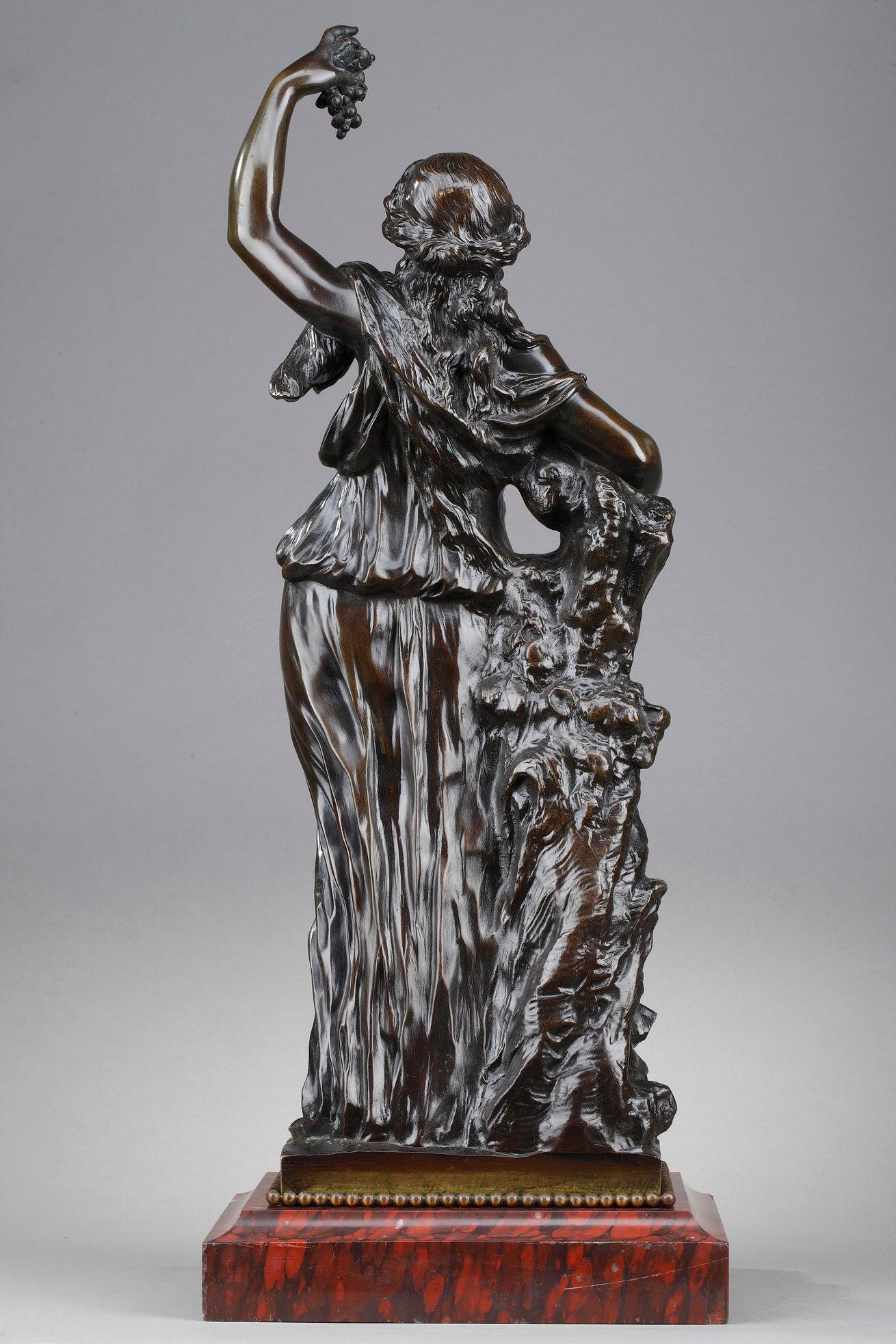 Patiné Statue en bronze du 19ème siècle : Bacchante en vente