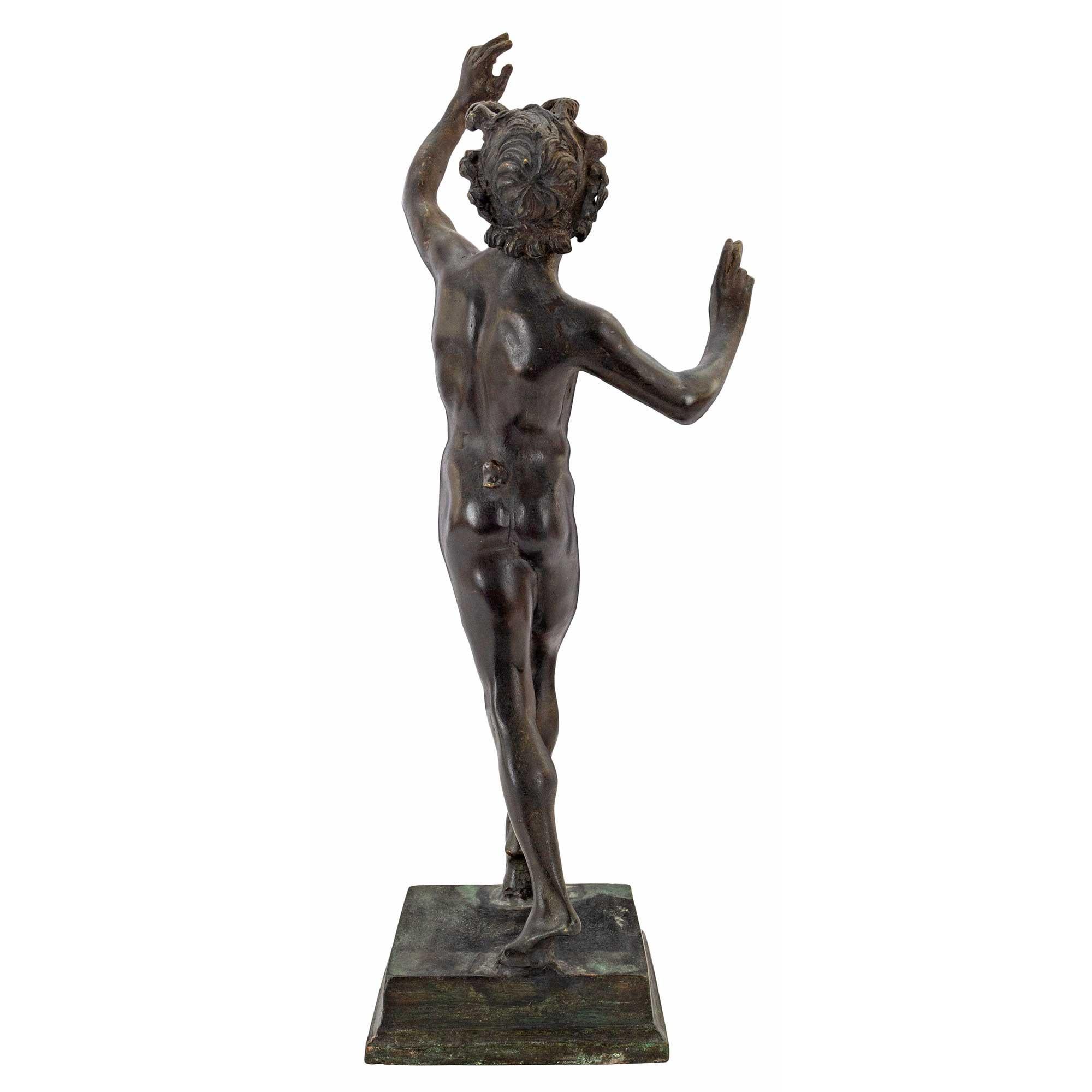 Français Statue en bronze du 19e siècle représentant un faune en vente