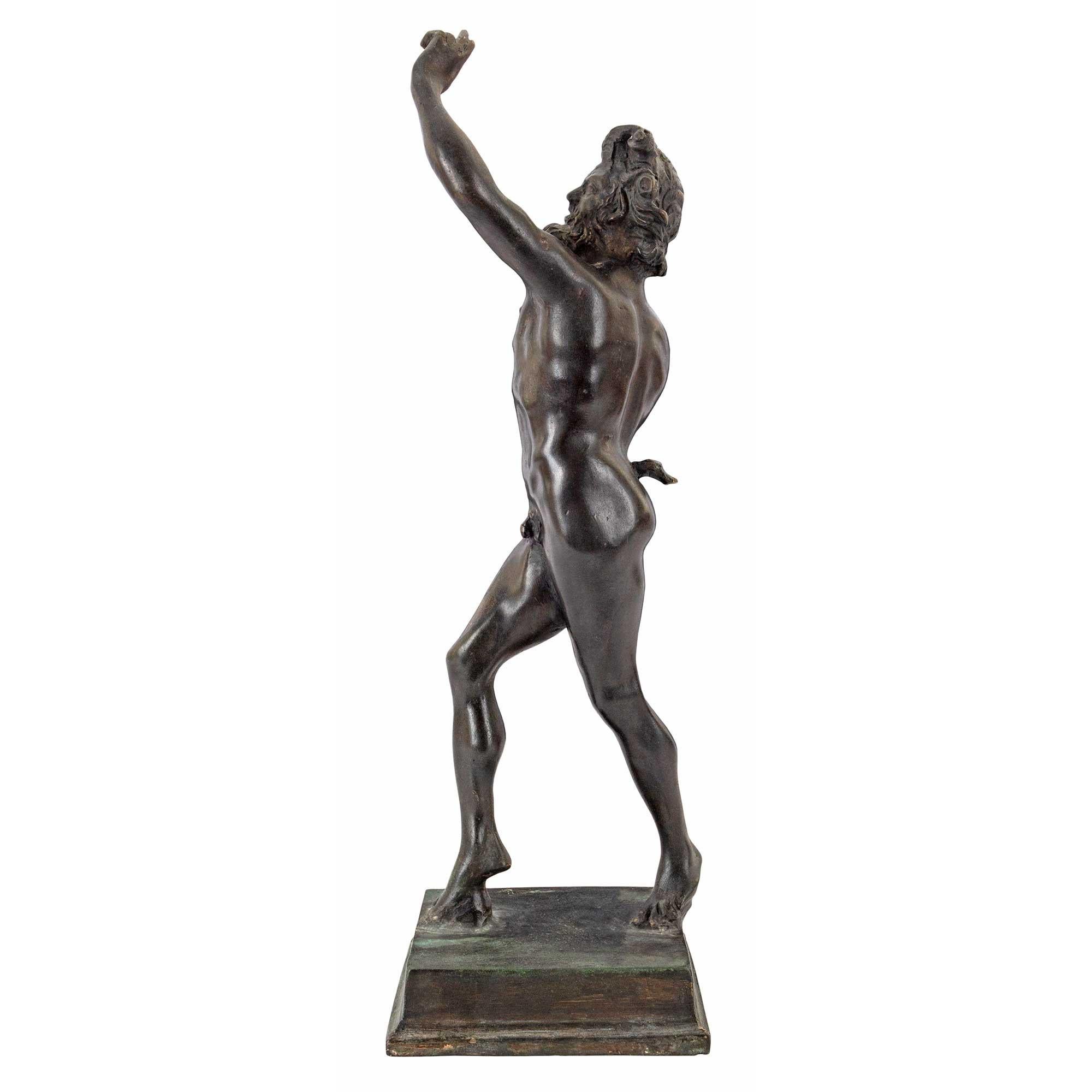 Patiné Statue en bronze du 19e siècle représentant un faune en vente
