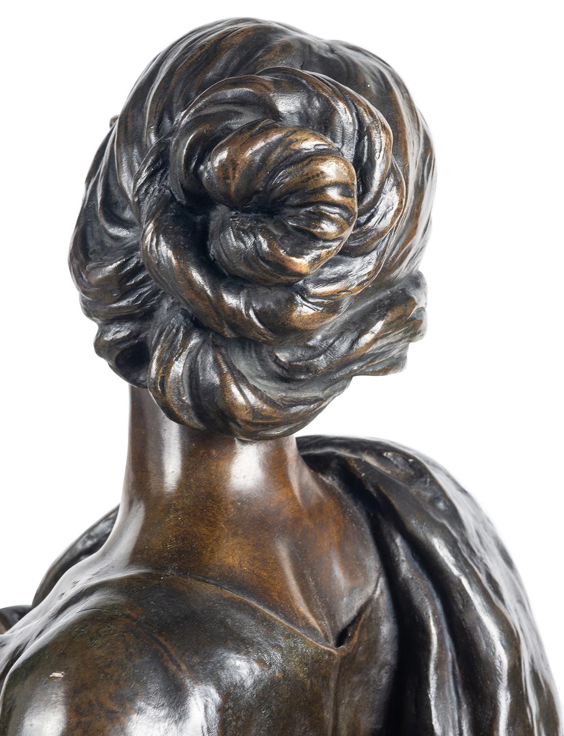 Bronzestatue einer weiblichen Wasserträgerin aus dem 19. Jahrhundert, von Hans Schork im Angebot 5