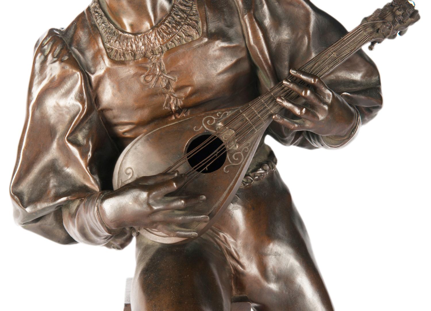 Paul Fournier (francese, 1859-1926): Grande figura in bronzo di un menestrello che suona un liuto, in abito rinascimentale, con lo sguardo rivolto a destra e seduto su una fontana con beccuccio a maschera di leone e ciotola sagomata sottostante, su