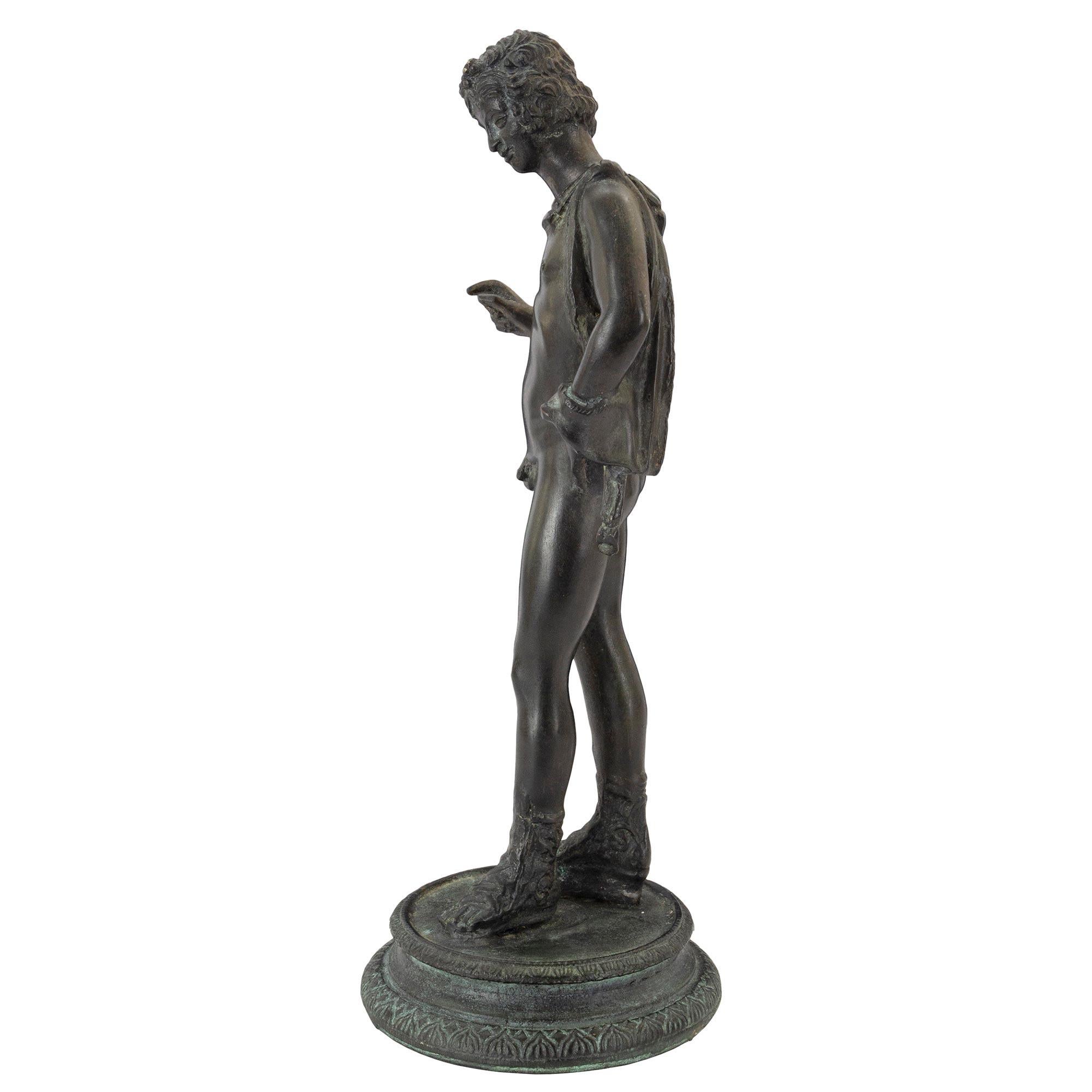 Patinato Statua di bronzo del XIX secolo di un giovane cacciatore in vendita