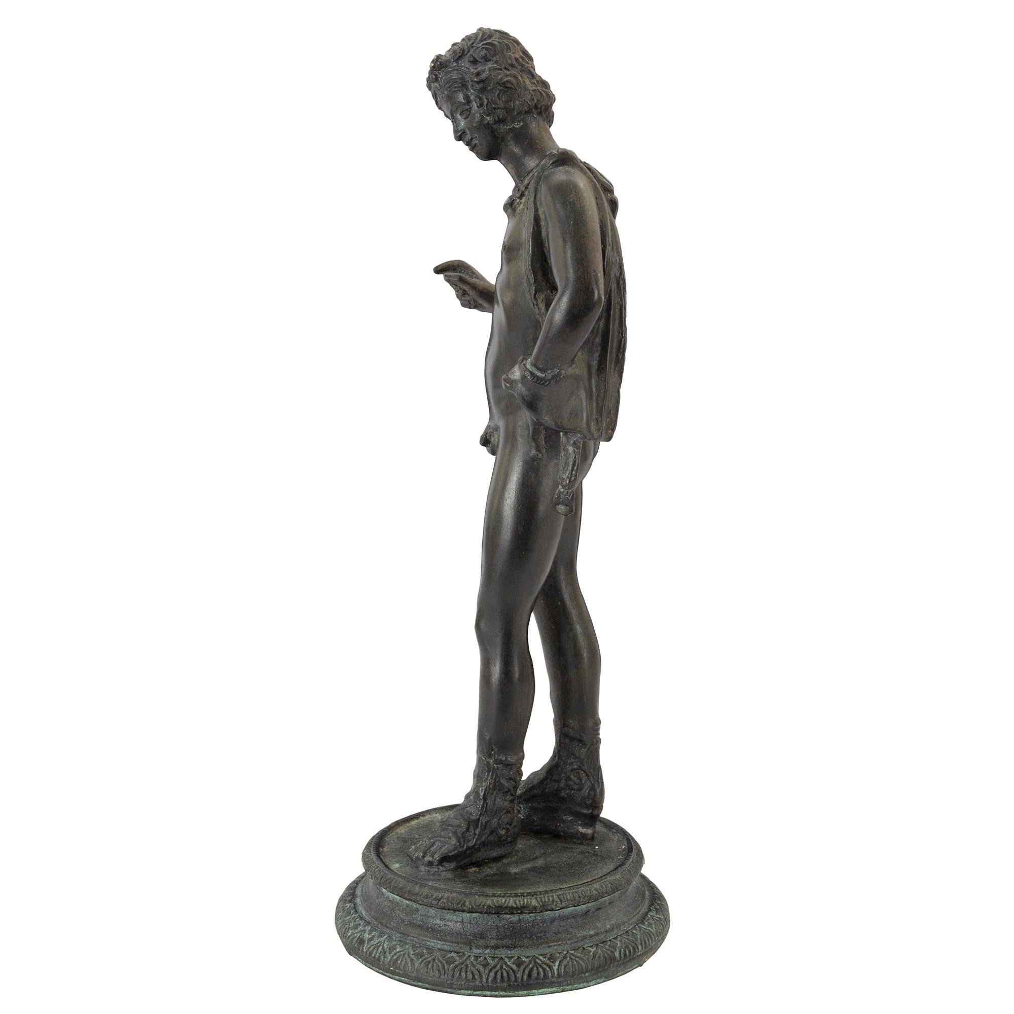 Patiné Statue en bronze du 19ème siècle d'un jeune chasseur en vente