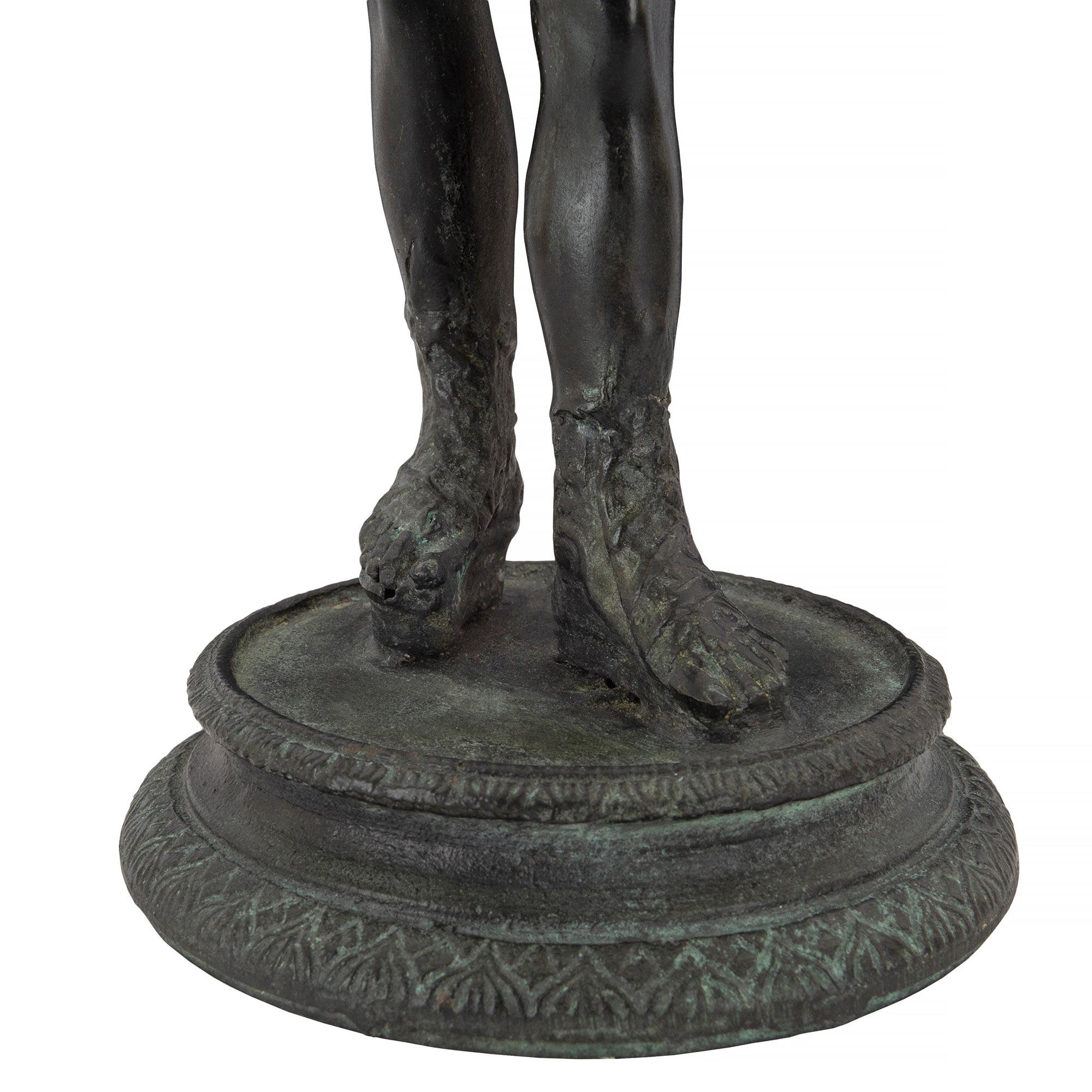 Bronze Statue en bronze du 19ème siècle d'un jeune chasseur en vente