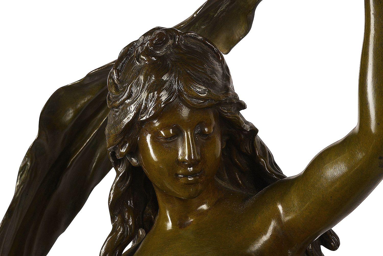 Patinato Statua in bronzo del XIX secolo di Aurora sul suo carro. Agosto. Moreau in vendita