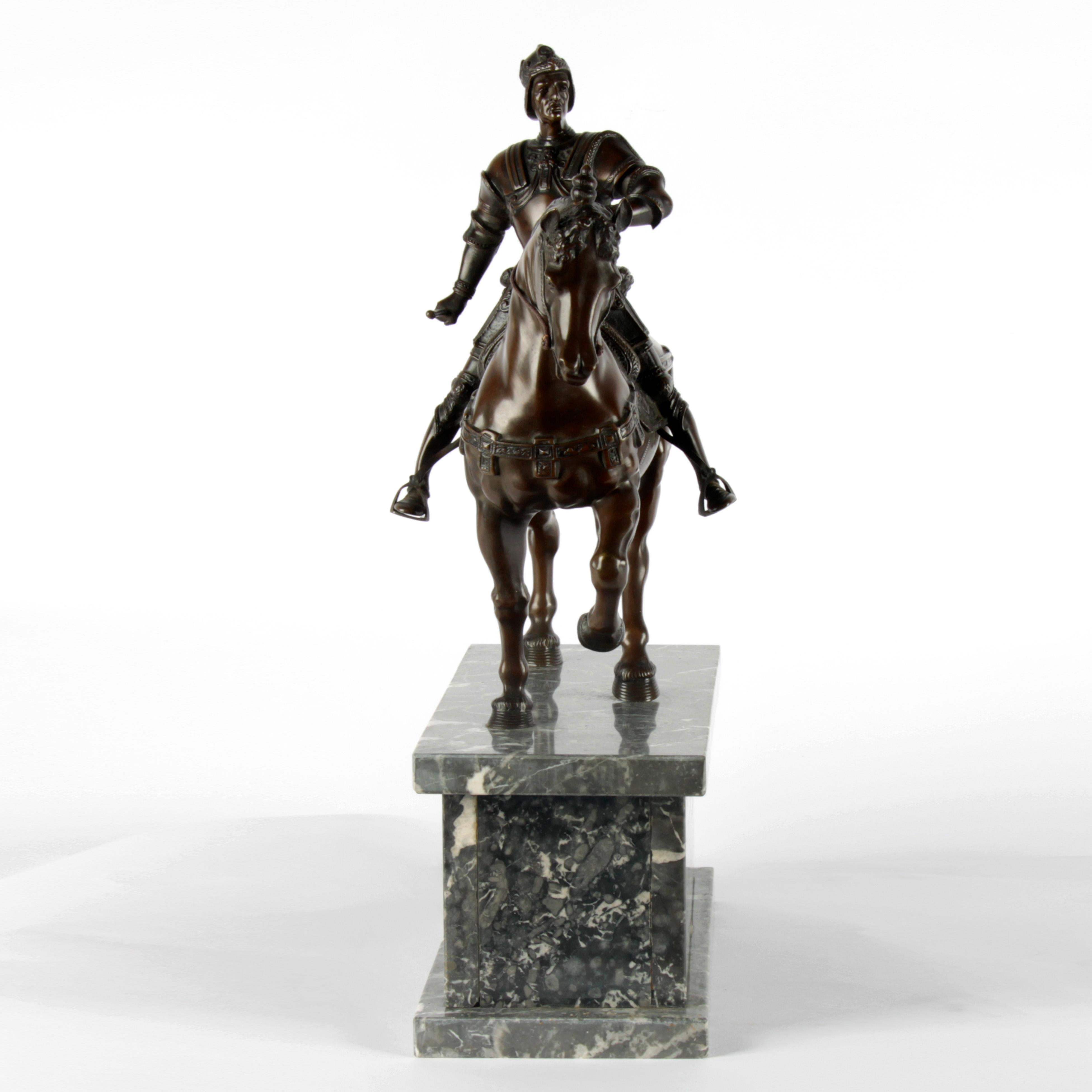 Diese patinierte Bronzestatue ist dem Original der Renaissance-Skulptur nachempfunden, die von Andrea del Verrocchio in den Jahren 1480-1488 in Italien ausgeführt wurde. Genau wie im Original zeigt es den Feldherrn Bartolomeo Colleoni, der lange