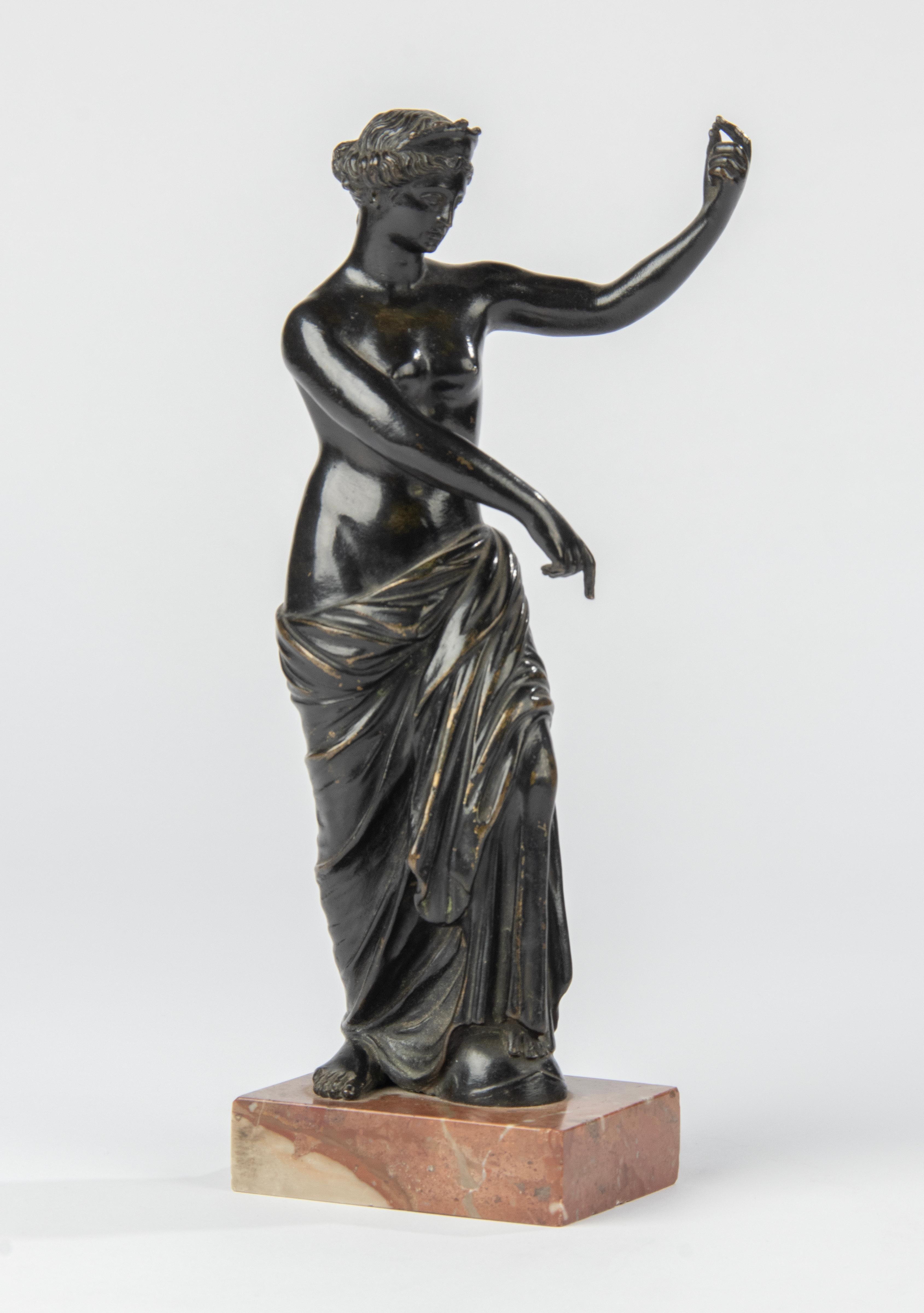 A beautiful antique bronze statue depicting Aphrodite / Venus, a goddess from classical antiquity. This bronze statue dates from circa 1870 and was made in France. The statue is not signed, it is a statue made after an antique example. 
L'Aphrodite