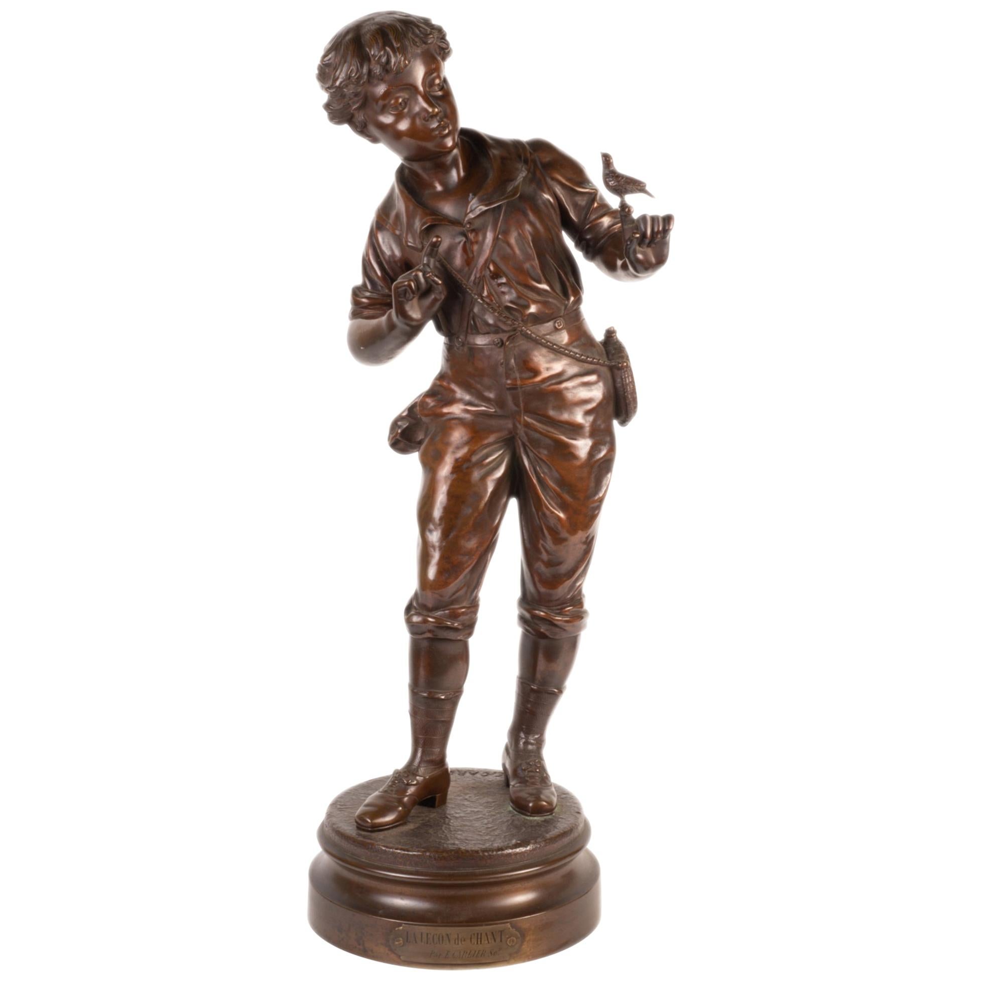 Statue en bronze du 19e siècle représentant un jeune garçon, intitulée « Lesson in Song » par E Carlier